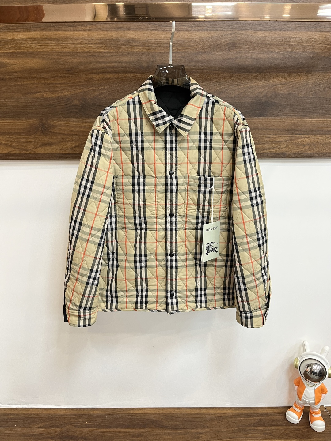 NO:117085,The main recommendation is Burberry 25S spring new Burberry lapel cotton jacket, double-sided jacket, high-end brand fashion trendy casual cotton jacket, impeccable details, brand element design concept, reflecting high quality. It presents casual cut, and the upper body style is superb!  S-XL H2025 new model debut, burberry, burberry, jackets & coats, jackets & coats, alexander wang19860909主推 Burberry 25S春季新款巴宝莉翻领棉衣夹克外套,双面穿夹克外套,高端品牌时尚潮流休闲棉衣外套,细节无可挑剔,品牌元素设计理念,体现高品质.呈现休闲裁剪,上身版型超赞！ 码数S-XL H2025新款首发,,burberry,burberry,jackets & coats,jackets & coats,alexander wang,Men's clothing