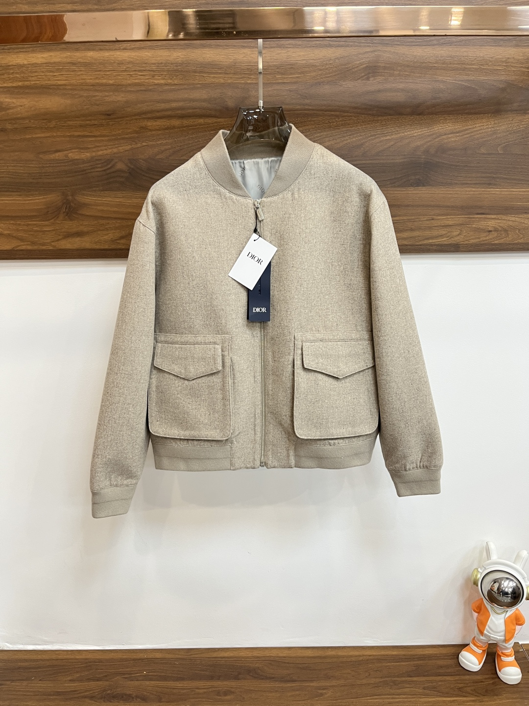 NO:117082,The main recommendation is Dior 25S spring new Dior baseball collar jacket, high-end brand fashion trend casual jacket, impeccable details, brand element design concept, reflecting high quality. It presents casual cut, and the upper body style is superb!  S-XL H2025 new model first release, dior, dior, jackets & coats, jackets & coats, alexander wang19860909主推 Dior 25S春季新款迪奥棒球领夹克外套,高端品牌时尚潮流休闲外套,细节无可挑剔,品牌元素设计理念,体现高品质.呈现休闲裁剪,上身版型超赞！ 码数S-XL H2025新款首发,,dior,dior,jackets & coats,jackets & coats,alexander wang,Men's clothing