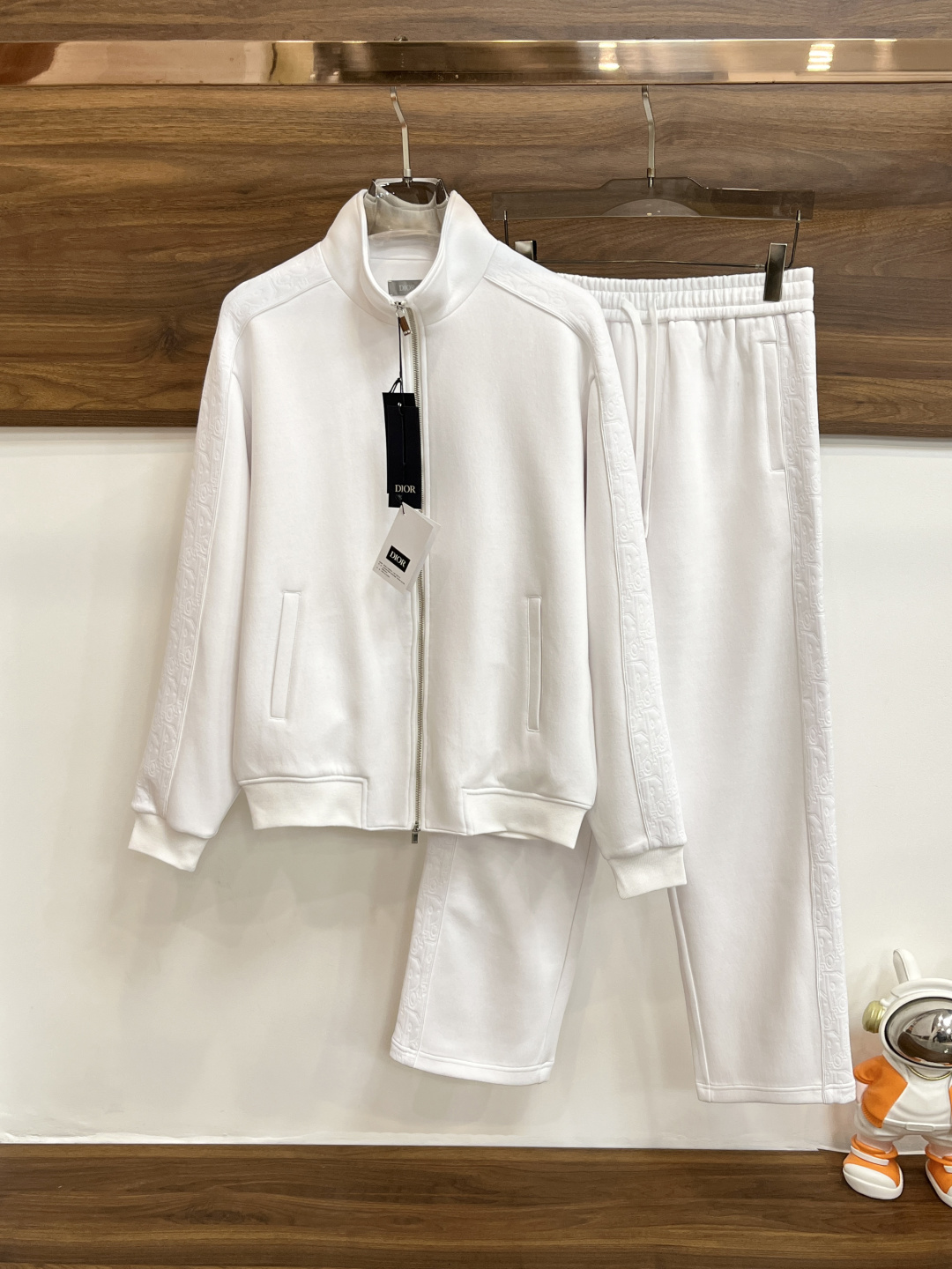 NO:117076,The main clothes P Dior 25S spring new Dior stand collar set, pure cotton jacquard fabric high-end brand fashion trend casual sports suit, impeccable details, brand element design concept, reflect high quality. It presents casual cut, and the upper body style is superb!  S-XL H new model first release, dior, dior, alexander wang19860909主推衣服 裤子P Dior 25S春季新款迪奥立领套装,纯棉提花面料高端品牌时尚潮流休闲运动套装细节无可挑剔,品牌元素设计理念,体现高品质.呈现休闲裁剪,上身版型超赞！ 码数S-XL H新款首发,,dior,dior,alexander wang,Men's clothing