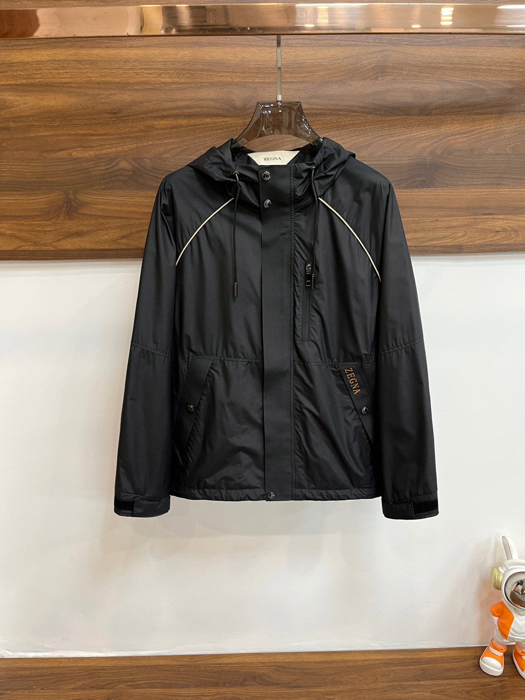 NO:120395,The main recommendation Zegna 2025ss early spring new style released Zegna hooded jacket, a hot spring jacket, it is comfortable and comfortable to wear, lazy and casual, combined with clean and simple colors, it is particularly durable, suitable for daily wear~ I love to launch sports items embellished with vitality prints to welcome the arrival of the warm season. Size M-3XL is complete with three standards, shipped the next day, and the new model is first released, zegna, jackets & coats, jackets & coats, hats, alexander wang19860909主推 Zegna 2025ss早春新款发布杰尼亚连帽夹克外套,春季爆款外套,穿上就是舒适自在又显瘦的存在,慵懒而随性,结合干净简单的色系就特别耐看,适合日常穿着~倾情推出缀饰活力印花的运动单品,迎接温暖季节的到来. 尺码M-3XL 三标齐全 隔天出货 H新款首发,,zegna,jackets & coats,jackets & coats,hats,alexander wang,Men's clothing