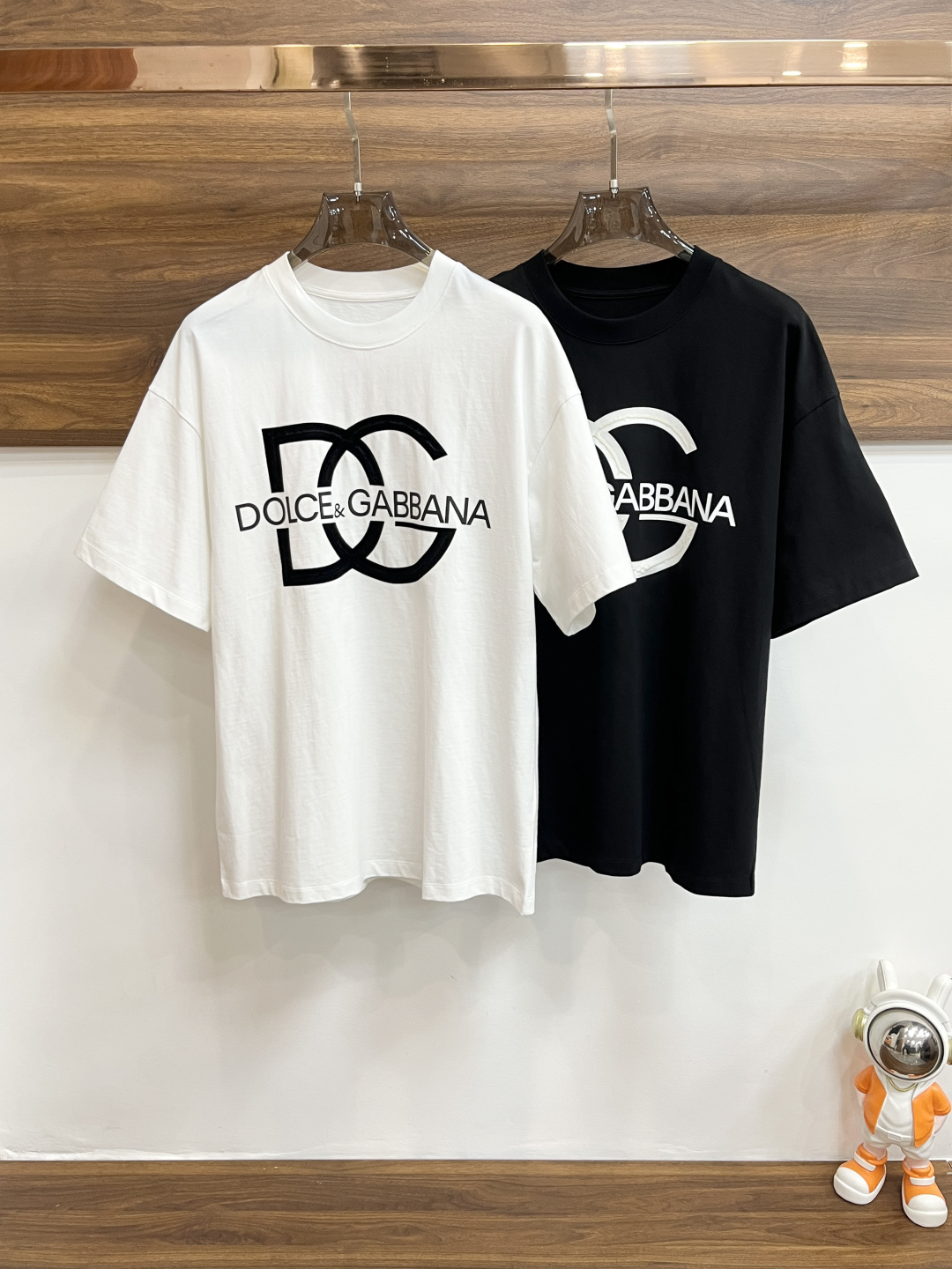 NO:123598,The main recommendation D&G 2025ss early spring new style is released. Dujian Banner round neck T-shirt, logo embroidery, it is comfortable and comfortable to wear, lazy and casual, combined with clean and simple colors, it is particularly pleasing to look, suitable for daily wear~ I love to launch sports items embellished with vitality prints to welcome the arrival of the warm season. Size S-XL is complete with three standards, shipped the next day, new models are first released, Dolce&Gabbana,tees, t-shirt, alexander wang19860909主推 D&G 2025ss早春新款发布都建班纳圆领T恤,logo刺绣,穿上就是舒适自在又显瘦的存在,慵懒而随性,结合干净简单的色系就特别耐看,适合日常穿着~倾情推出缀饰活力印花的运动单品,迎接温暖季节的到来. 尺码S-XL 三标齐全 隔天出货 H新款首发,,Dolce&Gabbana,tees，t-shirt,alexander wang,Men's clothing