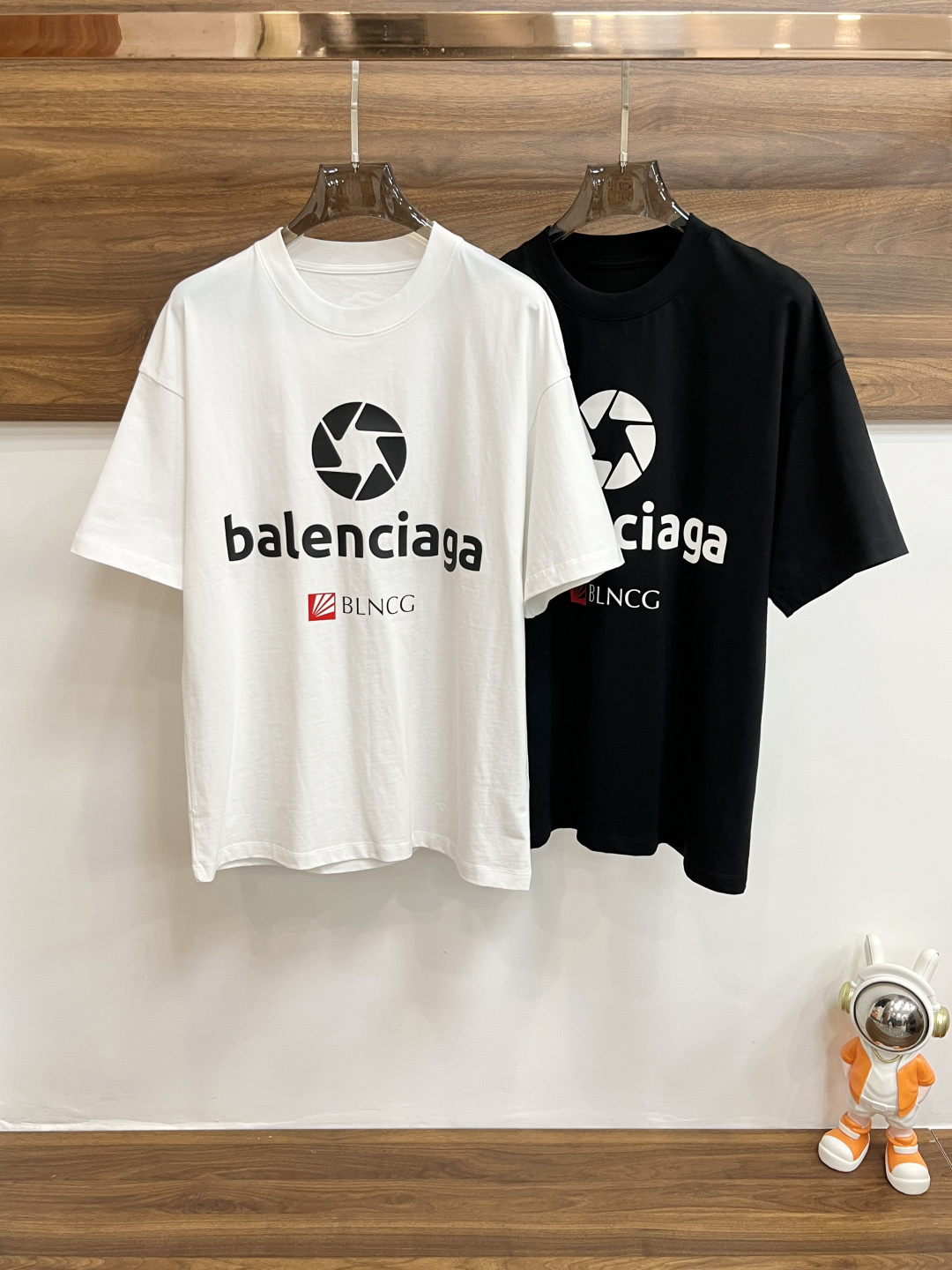 NO:123600,The main recommendation is Balenciaga 2025ss early spring new style released a new round neck T-shirt with logo embroidery. It is comfortable and easy to wear. It is lazy and casual. It is particularly pleasing to look with clean and simple colors. It is suitable for daily wear. It is passionately launched sports items embellished with vitality prints to welcome the arrival of the warm season. S-XL has three standards, shipped the next day. The new model is first released, balenciaga,tees, t-shirt, alexander wang19860909主推 Balenciaga 2025ss早春新款发布新款圆领T恤,logo刺绣,穿上就是舒适自在又显瘦的存在,慵懒而随性,结合干净简单的色系就特别耐看,适合日常穿着~倾情推出缀饰活力印花的运动单品,迎接温暖季节的到来. 尺码S-XL 三标齐全 隔天出货 H新款首发,,balenciaga,tees，t-shirt,alexander wang,Men's clothing