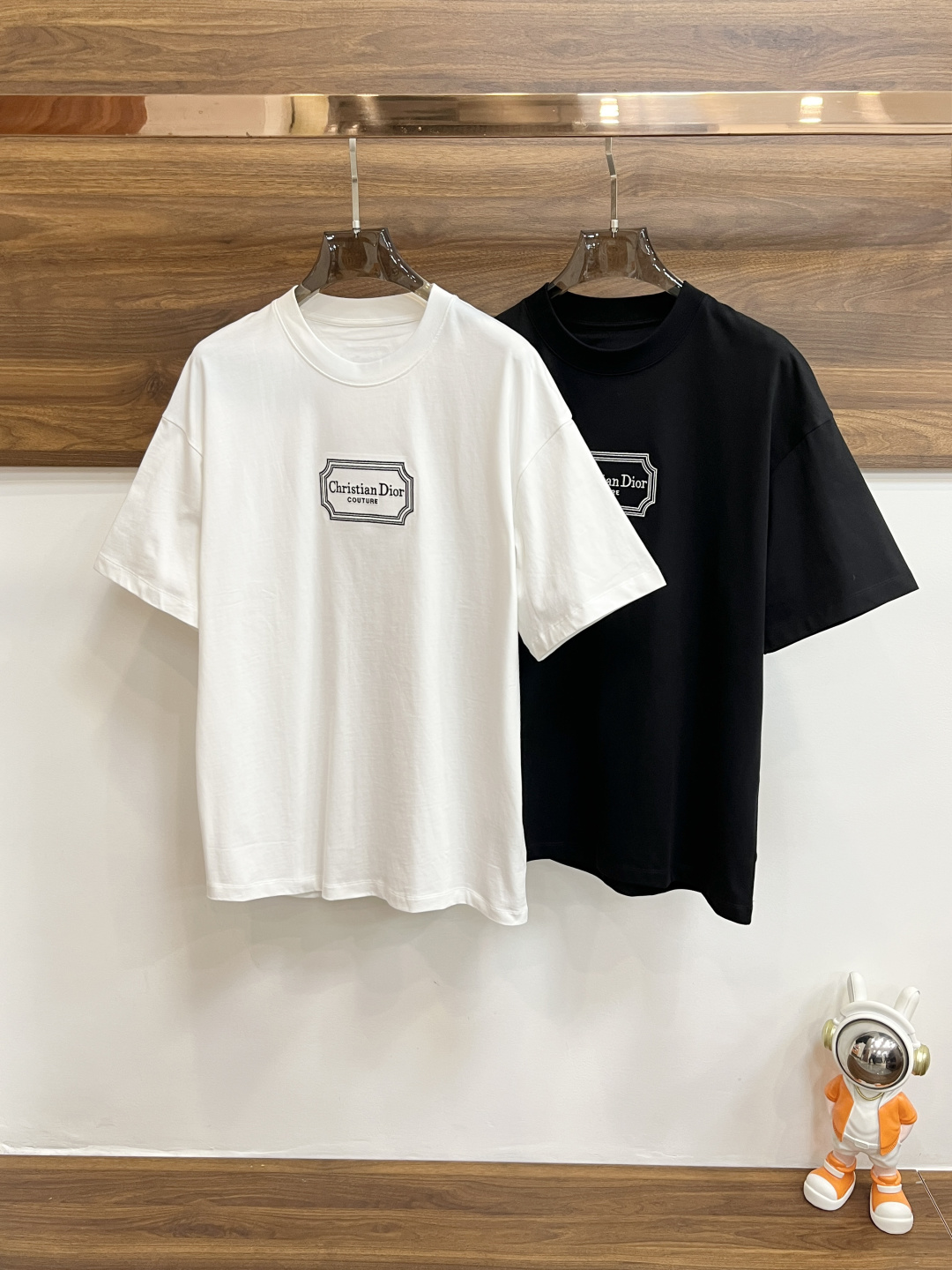 NO:123602,The main recommendation Dior 2025ss early spring new Dior round neck T-shirt, logo embroidery, it is comfortable and comfortable to wear, lazy and casual, combined with clean and simple colors, it is particularly pleasing to look, suitable for daily wear~ I love to launch sports items embellished with vitality prints to welcome the arrival of the warm season. S-XL has three standards, shipped the next day, new models are first released, dior, dior, tees, t-shirt, alexander wang19860909主推 Dior 2025ss早春新款发布迪奥新款圆领T恤,logo刺绣,穿上就是舒适自在又显瘦的存在,慵懒而随性,结合干净简单的色系就特别耐看,适合日常穿着~倾情推出缀饰活力印花的运动单品,迎接温暖季节的到来. 尺码S-XL 三标齐全 隔天出货 H新款首发,,dior,dior,tees，t-shirt,alexander wang,Men's clothing