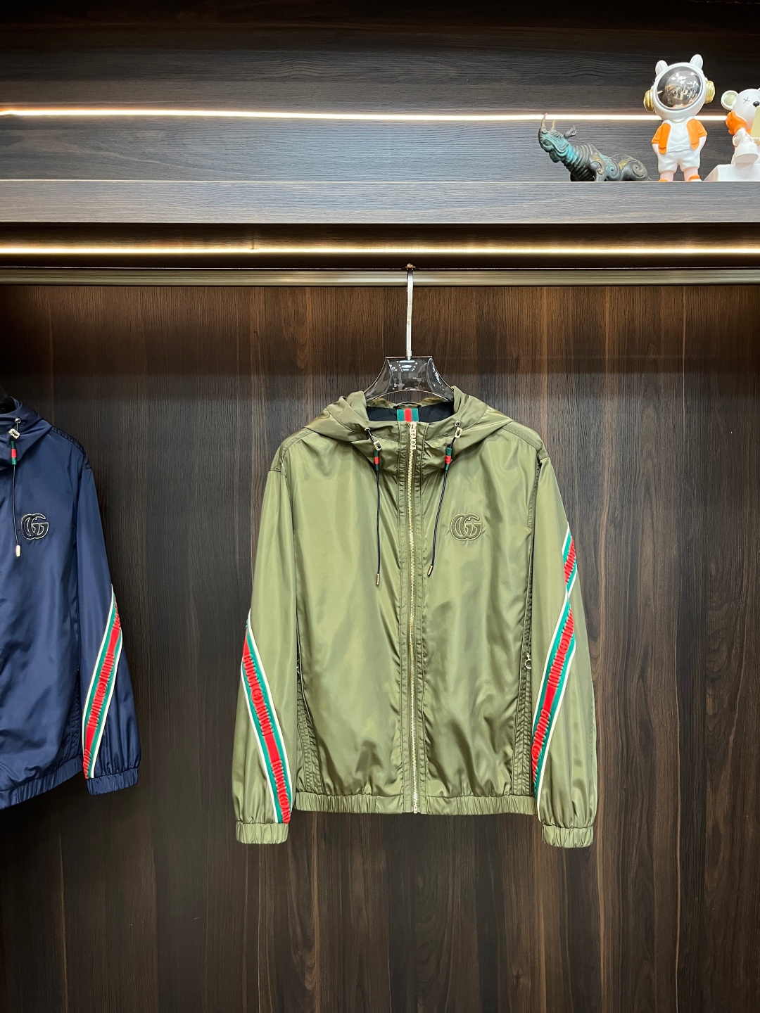 NO:129064,Guqi 2025 spring new jacket jacket, the new product on the show is perfect, comfortable and warm, the three standards are complete in color and full and attractive, and the very outstanding design easily advances the sense of fashion, the workmanship is extremely exquisite and rigorous, and the wiring is neat and meticulous!  A masterpiece of a big-name designer!  The upper body doesn't look bloated and super handsome!  Spot code M ~ XXXL,,jackets & coats,jackets & coats,alexander wang19860909古奇 2025春季新款夹克外套,秀场新品品相非常完美,舒适保暖,三标齐全色泽饱满诱人,非常出彩的设计,轻松将时髦感进阶,做工极为考究严谨,走线工整细致！大牌设计师巨作！上身不显臃肿、超级帅气！现货码数M ～ XXXL,,jackets & coats,jackets & coats,alexander wang,Men's clothing