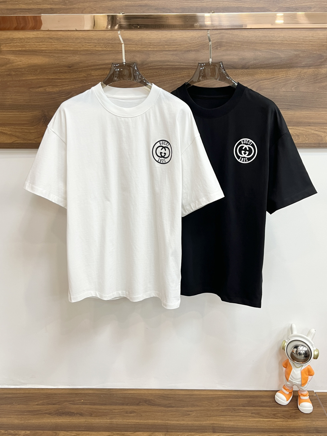 NO:123603,The main recommendation Gucci 2025ss early spring new model released Gucci round neck short-sleeved T-shirt, logo embroidery, it is comfortable and comfortable to wear, lazy and casual, combined with clean and simple colors, it is particularly pleasing to look, suitable for daily wear~ I love to launch sports items embellished with vitality prints to welcome the arrival of the warm season. Size S-XL is complete with three standards, shipped the next day, new models are first released, gucci, gucci, T-shirt, tees, t-shirt, alexander wang19860909主推 Gucci 2025ss早春新款发布古驰圆领短袖T恤,logo刺绣,穿上就是舒适自在又显瘦的存在,慵懒而随性,结合干净简单的色系就特别耐看,适合日常穿着~倾情推出缀饰活力印花的运动单品,迎接温暖季节的到来. 尺码S-XL 三标齐全 隔天出货 H新款首发,,gucci,gucci,T-shirt,tees，t-shirt,alexander wang,Men's clothing