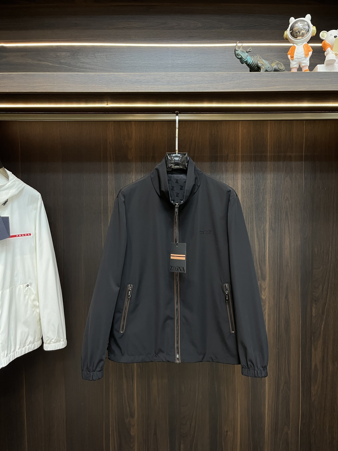 NO:416235,The main recommendation Zegna 2025ss early spring new style released Zegna lapel jacket, spring jacket!  Wearing it is comfortable and slim, lazy and casual, combined with clean and simple colors, it is particularly pleasing to look at and is suitable for daily wear~ I sincerely launch sports items embellished with vitality prints to welcome the arrival of the warm season!  Size M-3XL complete three standards, zegna, jackets & coats, jackets & coats, alexander wang19860909主推 Zegna 2025ss早春新款发布杰尼亚翻领夹克外套,春款外套！穿上就是舒适自在又显瘦的存在,慵懒而随性,结合干净简单的色系就特别耐看,适合日常穿着~倾情推出缀饰活力印花的运动单品,迎接温暖季节的到来！尺码M-3XL 三标齐全,,zegna,jackets & coats,jackets & coats,alexander wang,Men's clothing