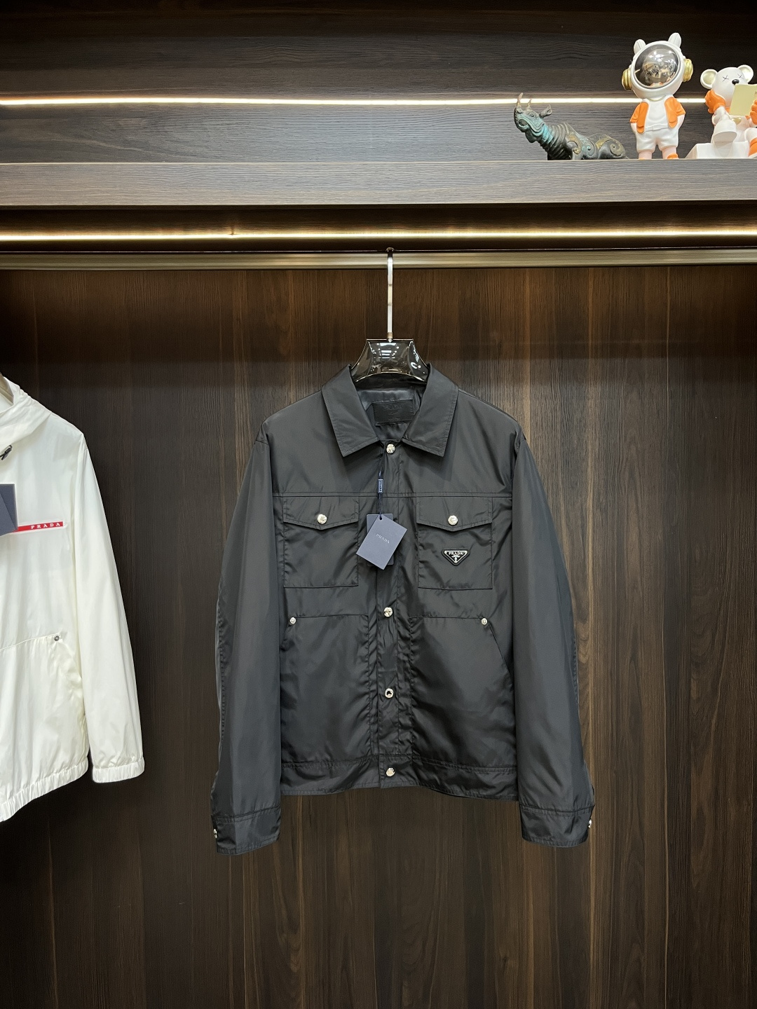 NO:416292,The main recommendation is Prada 2025ss early spring new style released a beautiful lapel jacket jacket, spring jacket!  Wearing it is comfortable and slim, lazy and casual, combined with clean and simple colors, it is particularly pleasing to look at and is suitable for daily wear~ I sincerely launch sports items embellished with vitality prints to welcome the arrival of the warm season!  Size M-3XL, prada, jackets & coats, jackets & coats, alexander wang19860909主推 Prada 2025ss早春新款发布漂亮的翻领夹克外套,春款外套！穿上就是舒适自在又显瘦的存在,慵懒而随性,结合干净简单的色系就特别耐看,适合日常穿着~倾情推出缀饰活力印花的运动单品,迎接温暖季节的到来！尺码M-3XL,,prada,jackets & coats,jackets & coats,alexander wang,Men's clothing