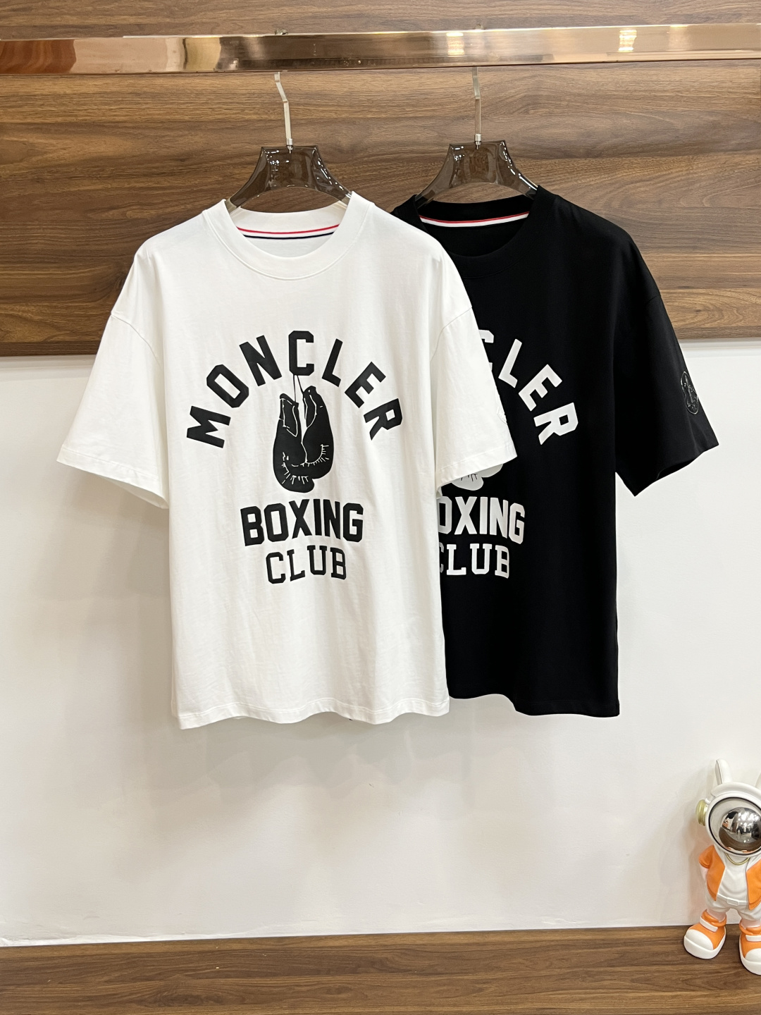 NO:123596,The main recommendation is Moncler 2025ss early spring new style released. The new round neck short-sleeved T-shirt with logo embroidery. It is comfortable and comfortable to wear. It is lazy and casual. It is particularly pleasing to look at the clean and simple color scheme. It is suitable for daily wear. It is passionately launched sports items embroidered with vitality prints to welcome the arrival of the warm season. S-XL has three standards. It is shipped the next day. The new H2025 model is first released, christian louboutin, Moncler, T-shirt,tees, t-shirt,alexander wang19860909主推 Moncler 2025ss早春新款发布蒙口新款圆领短袖T恤,logo刺绣,穿上就是舒适自在又显瘦的存在,慵懒而随性,结合干净简单的色系就特别耐看,适合日常穿着~倾情推出缀饰活力印花的运动单品,迎接温暖季节的到来. 尺码S-XL 三标齐全 隔天出货 H2025新款首发,,christian louboutin,Moncler,T-shirt,tees，t-shirt,alexander wang,Men's clothing