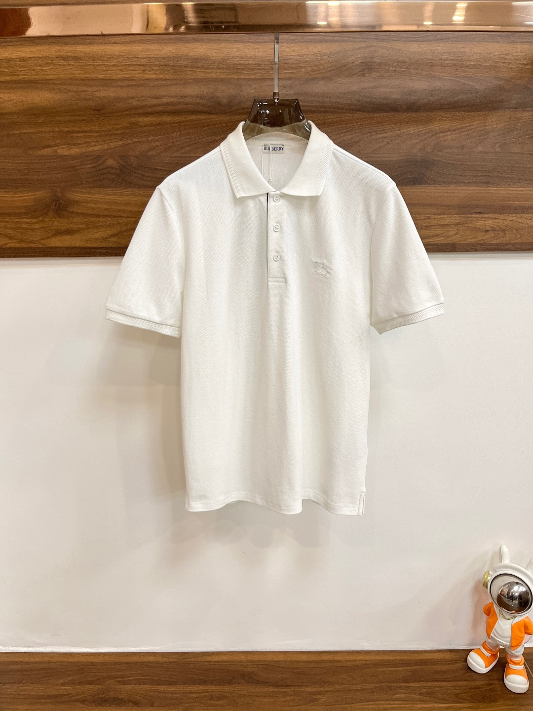 NO:121652,The main recommendation is Burberry 25S spring new Burberry lapel T-shirt short-sleeved, high-end brand fashion trend casual short-sleeved T-shirt, war horse logo embroidery details impeccable, brand element design concept, reflect high quality. It presents casual cut, and the upper body style is superb!  S-XL H2025 new model debut, burberry, burberry, T-shirt, tees, t-shirt, alexander wang19860909主推 Burberry 25S春季新款巴宝莉翻领T恤短袖,高端品牌时尚潮流休闲短袖T恤,战马logo刺绣细节无可挑剔,品牌元素设计理念,体现高品质.呈现休闲裁剪,上身版型超赞！ 码数S-XL H2025新款首发,,burberry,burberry,T-shirt,tees，t-shirt,alexander wang,Men's clothing