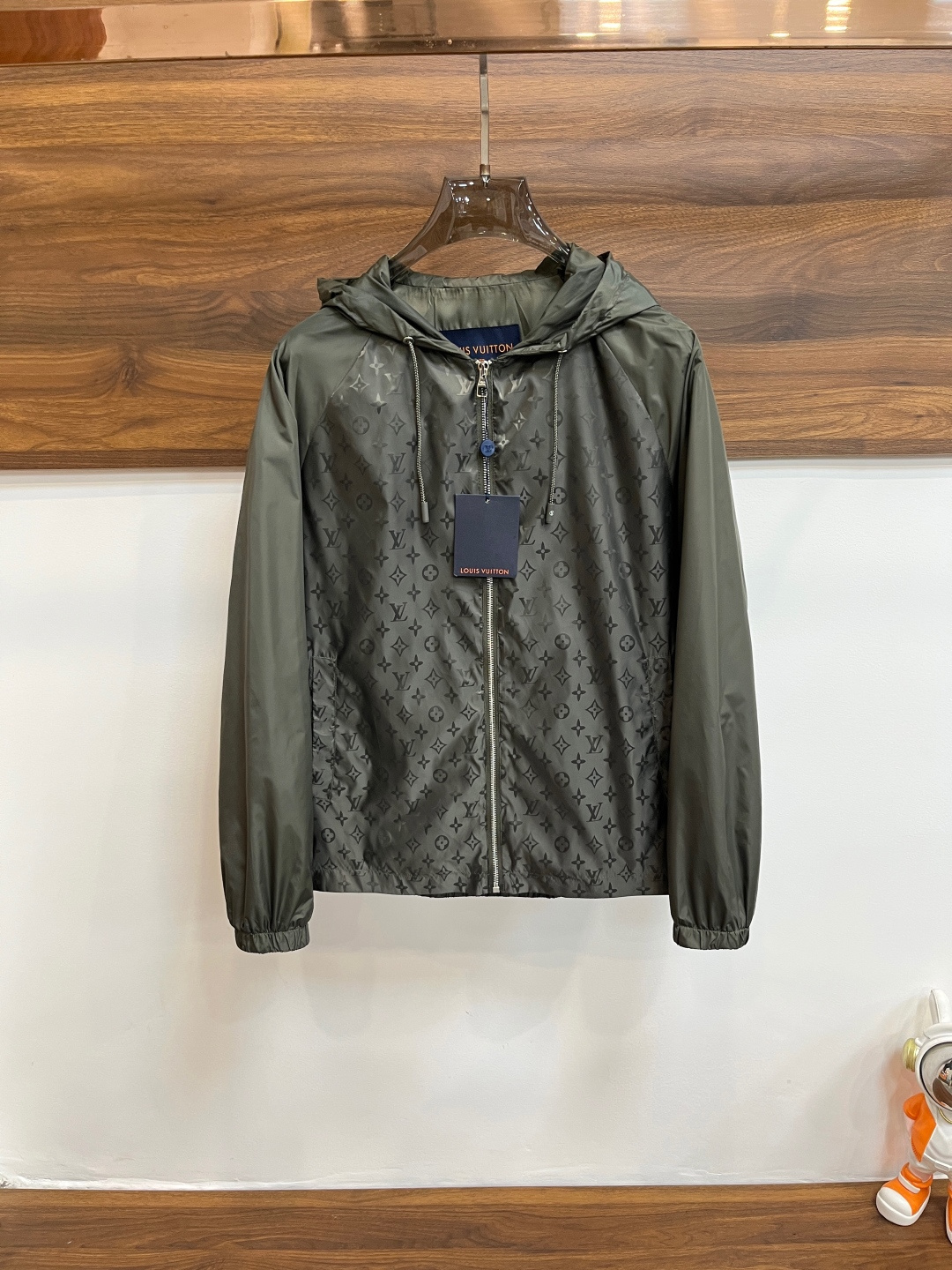 NO:149795,The main recommendation is LV 2025ss early spring new style released donkey brand hooded jacket jacquard jacket, a hot spring jacket, which is comfortable and comfortable to wear, lazy and casual, combined with clean and simple colors, which is particularly pleasing to look at. It is suitable for daily wear~ I love to launch sports items embellished with vitality prints to welcome the arrival of the warm season. Size M-3XL is complete with three standards, shipped the next day, the new H2025 model is first released,,louis vuitton,louis vuitton,jackets & coats,jackets & coats,hats,alexander wang19860909主推 LV 2025ss早春新款发布驴牌连帽夹克提花外套,春季爆款外套,穿上就是舒适自在又显瘦的存在,慵懒而随性,结合干净简单的色系就特别耐看,适合日常穿着~倾情推出缀饰活力印花的运动单品,迎接温暖季节的到来. 尺码M-3XL 三标齐全 隔天出货 H2025新款首发,,louis vuitton,louis vuitton,jackets & coats,jackets & coats,hats,alexander wang,Men's clothing