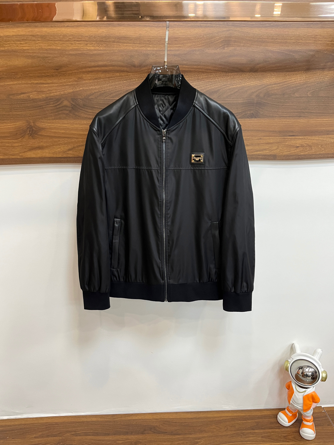 NO:135483,D&G 2025ss early spring new style released D&G baseball collar jacket, a hot spring jacket, it is comfortable and comfortable to wear, lazy and casual, combined with clean and simple colors, it is particularly pleasing to look, suitable for daily wear~ I love to launch sports items embellished with vitality prints to welcome the arrival of the warm season. Size M-3XL H2025 new model is launched, Dolce & Gabbana, Dolce & Gabbana, jackets & coats, jackets & coats, alexander wang19860909D&G 2025ss早春新款发布杜嘉班纳棒球领夹克外套,春季爆款外套,穿上就是舒适自在又显瘦的存在,慵懒而随性,结合干净简单的色系就特别耐看,适合日常穿着~倾情推出缀饰活力印花的运动单品,迎接温暖季节的到来. 尺码M-3XL H2025新款首发,,Dolce&Gabbana,Dolce&Gabbana,jackets & coats,jackets & coats,alexander wang,Men's clothing