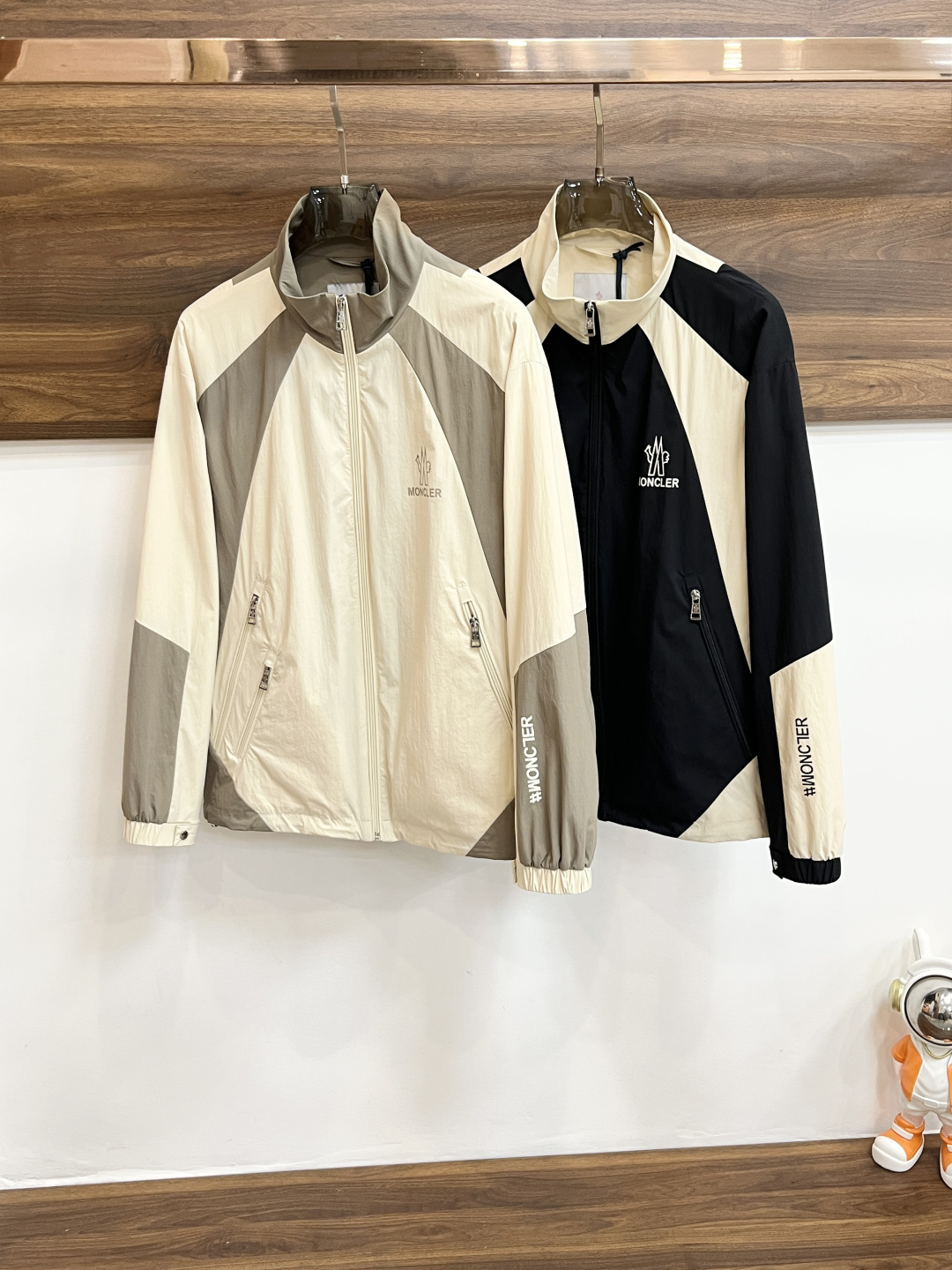 NO:120398,The main recommendation of Moncler 2025ss early spring new style released a covert stand-up collar jacket, a hot spring jacket, which is comfortable and comfortable to wear, lazy and casual, combined with clean and simple colors, it is particularly pleasing to look at, suitable for daily wear~ I love to launch sports items embellished with vitality prints to welcome the arrival of the warm season. The new model of Size M-3XL H2025 is launched, christian louboutin, Moncler, jackets & coats, jackets & coats, alexander wang19860909主推 Moncler 2025ss早春新款发布蒙口立领夹克外套,春季爆款外套,穿上就是舒适自在又显瘦的存在,慵懒而随性,结合干净简单的色系就特别耐看,适合日常穿着~倾情推出缀饰活力印花的运动单品,迎接温暖季节的到来. 尺码M-3XL H2025新款首发,,christian louboutin,Moncler,jackets & coats,jackets & coats,alexander wang,Men's clothing