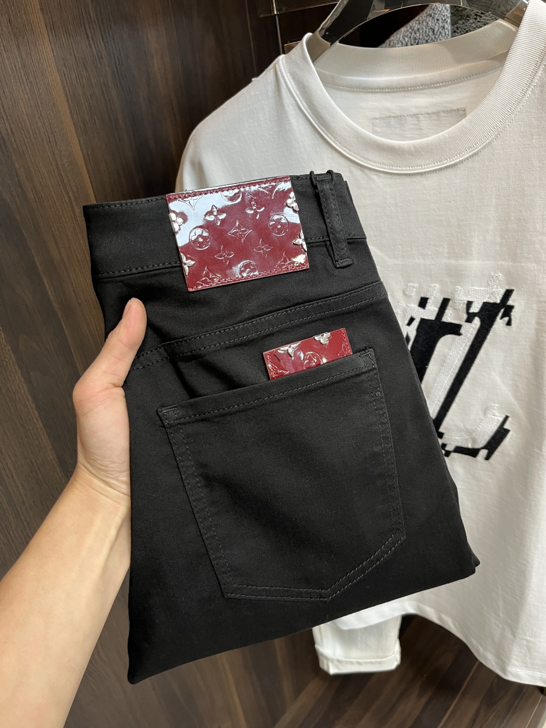 NO:120363,2025 spring hit!  The main recommendation LV is exclusively available for 25S new donkey brand trendy men's fashionable casual jeans, high-end European version original single pants, trendy and fashionable casual pants, breathable and comfortable, impeccable details, brand element design concept, reflecting high quality. It presents casual cut, and the upper body style is superb!  Number of codes 29-38 (no 35 37) H2025 new model first release, louis vuitton,louis vuitton,jeans,alexander wang198609092025开春爆款！主推 LV 独家专供25S新款驴牌潮男时尚休闲牛仔裤,高端欧版原单裤子,潮流时尚休闲裤子 透气舒适度高,细节无可挑剔,品牌元素设计理念,体现高品质.呈现休闲裁剪,上身版型超赞！ 码数29-38（无35 37） H2025新款首发,,louis vuitton,louis vuitton,jeans,alexander wang,Men's clothing