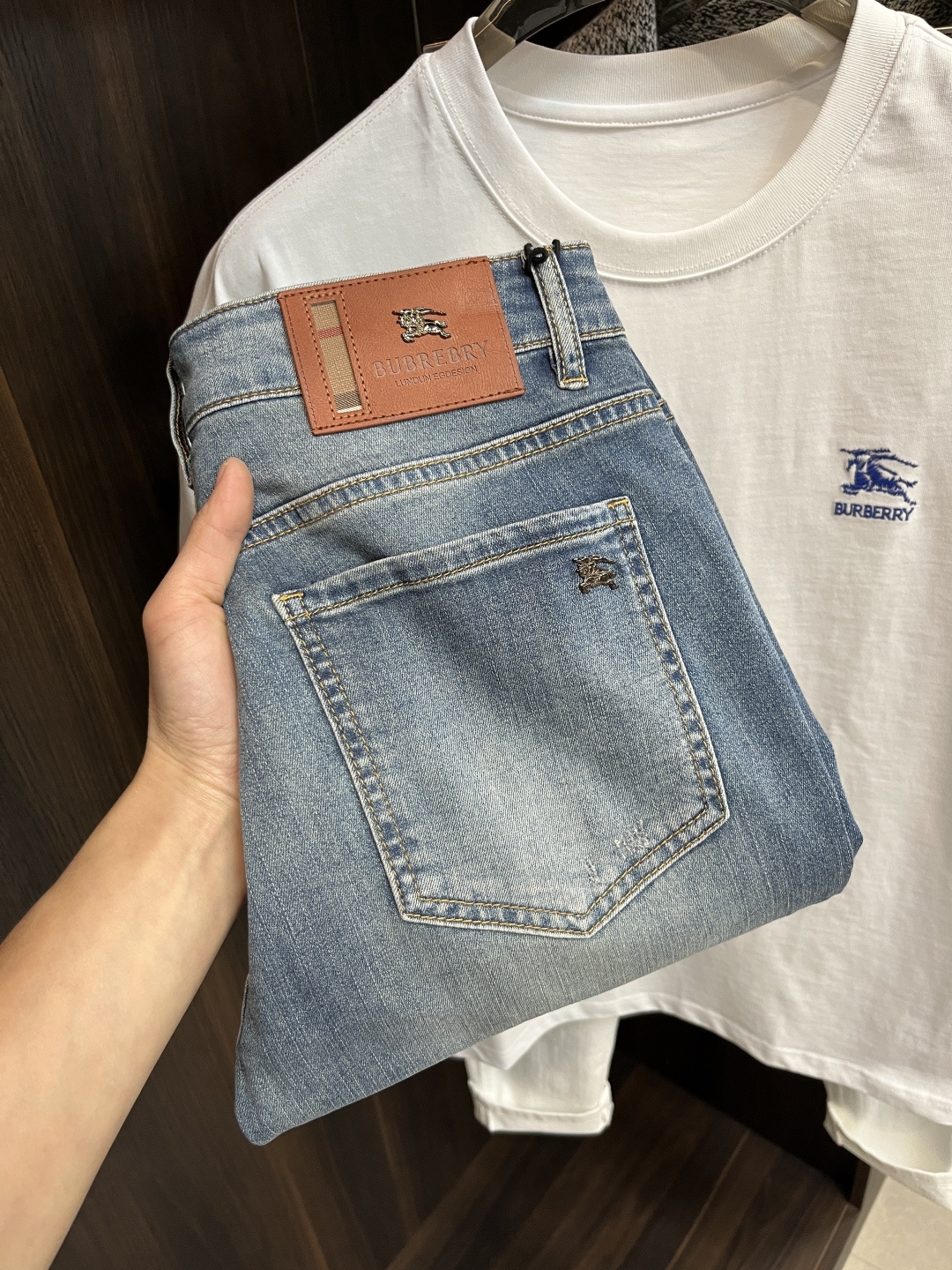 NO:120365,2025 spring hit!  The main recommendation Burberry exclusively offers 25S new Burberry trendy men's fashionable casual jeans, high-end European version original single pants, trendy and fashionable casual pants, breathable and comfortable, impeccable details, brand element design concept, reflecting high quality. It presents casual cut, and the upper body style is superb!  Number of codes 29-38 (no 35 37) H2025 new model first release, burberry, burberry, jeans, alexander wang198609092025开春爆款！主推 Burberry 独家专供25S新款巴宝莉潮男时尚休闲牛仔裤,高端欧版原单裤子,潮流时尚休闲裤子 透气舒适度高,细节无可挑剔,品牌元素设计理念,体现高品质.呈现休闲裁剪,上身版型超赞！ 码数29-38（无35 37） H2025新款首发,,burberry,burberry,jeans,alexander wang,Men's clothing