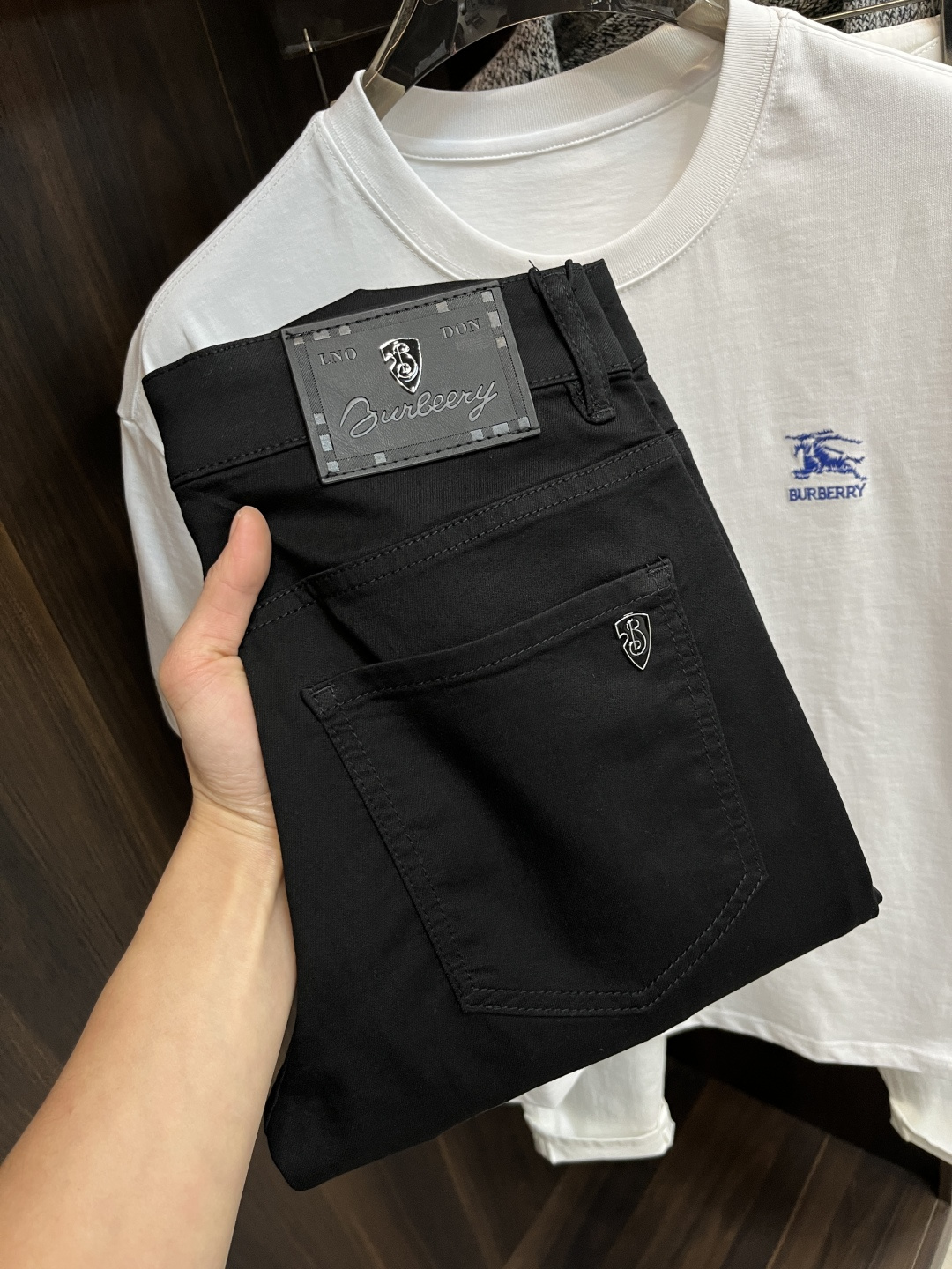 NO:120366,2025 spring hit!  The main recommendation LV is exclusively available for 25S new donkey brand trendy men's fashionable casual jeans, high-end European version original single pants, trendy and fashionable casual pants, breathable and comfortable, impeccable details, brand element design concept, reflecting high quality. It presents casual cut, and the upper body style is superb!  Number of codes 29-38 (no 35 37) H2025 new model first release, louis vuitton,louis vuitton,jeans,alexander wang198609092025开春爆款！主推 LV 独家专供25S新款驴牌潮男时尚休闲牛仔裤,高端欧版原单裤子,潮流时尚休闲裤子 透气舒适度高,细节无可挑剔,品牌元素设计理念,体现高品质.呈现休闲裁剪,上身版型超赞！ 码数29-38（无35 37） H2025新款首发,,louis vuitton,louis vuitton,jeans,alexander wang,Men's clothing