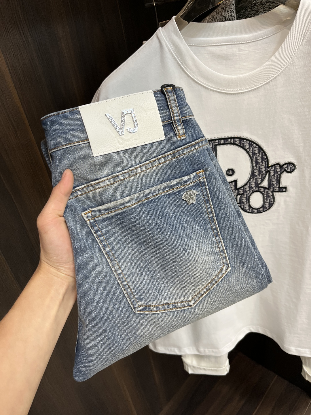 NO:120368,2025 spring hit!  The main recommendation Versace is exclusively available for 25S new Versace trendy men's fashionable casual jeans, high-end European version original single pants, trendy and fashionable casual pants, breathable and comfortable, impeccable details, brand element design concept, reflecting high quality. It presents casual cut, and the upper body style is superb!  Number of codes 29-38 (no 35 37) H2025 new model first release, versace, versace, jeans, alexander wang198609092025开春爆款！主推 Versace 独家专供25S新款范思哲潮男时尚休闲牛仔裤,高端欧版原单裤子,潮流时尚休闲裤子 透气舒适度高,细节无可挑剔,品牌元素设计理念,体现高品质.呈现休闲裁剪,上身版型超赞！ 码数29-38（无35 37） H2025新款首发,,versace,versace,jeans,alexander wang,Men's clothing