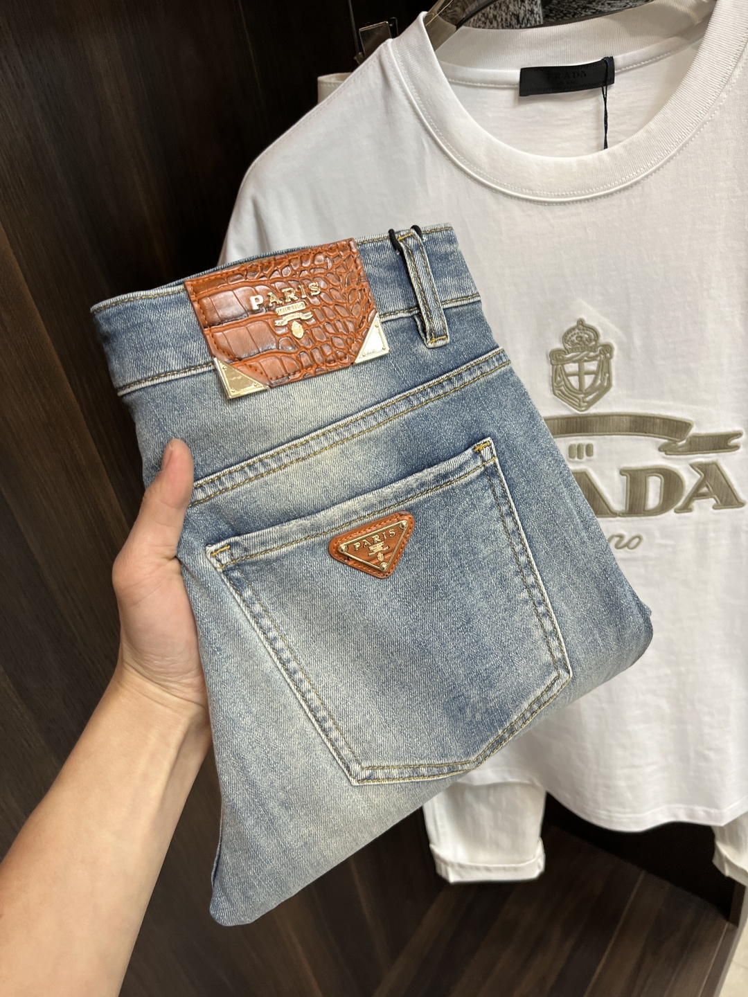 NO:120374,2025 spring hit!  The main recommendation is Prada exclusively for 25S new Prada trendy men's fashionable casual jeans, high-end European version original single pants, trendy and fashionable casual pants, breathable and comfortable, impeccable details, brand element design concept, reflecting high quality. It presents casual cut, and the upper body style is superb!  Number of codes 29-38 (no 35 37) H2025 new model first release, prada, prada, jeans, alexander wang198609092025开春爆款！主推 Prada 独家专供25S新款普拉达潮男时尚休闲牛仔裤,高端欧版原单裤子,潮流时尚休闲裤子 透气舒适度高,细节无可挑剔,品牌元素设计理念,体现高品质.呈现休闲裁剪,上身版型超赞！ 码数29-38（无35 37） H2025新款首发,,prada,prada,jeans,alexander wang,Men's clothing