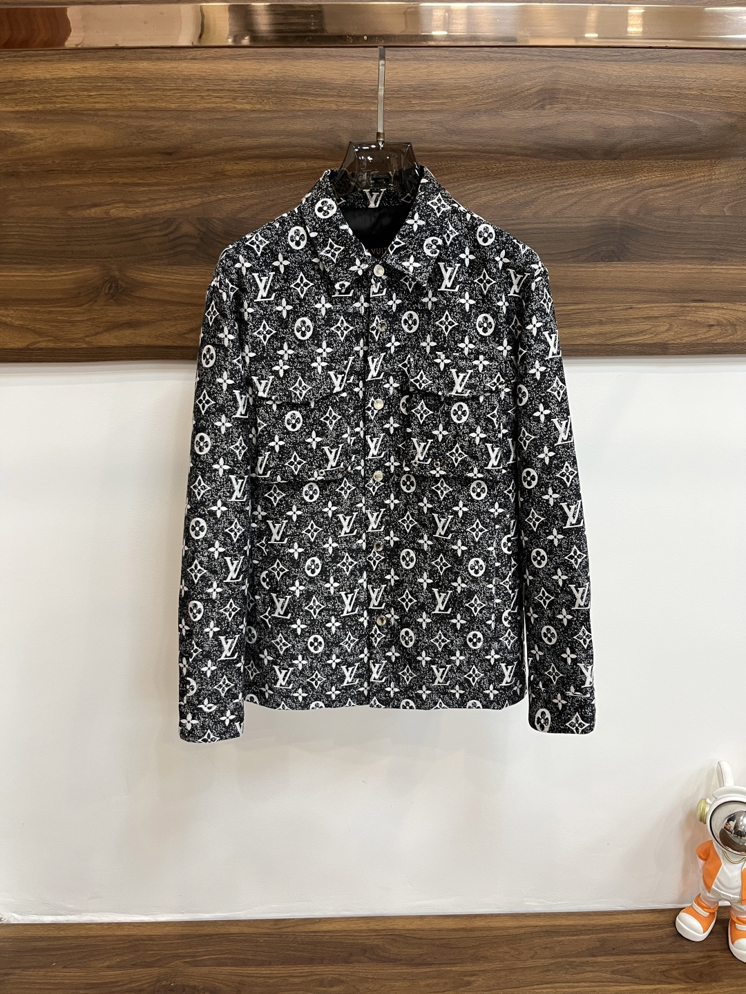 NO:120396,The main recommendation is the new LV 2025ss early spring style released donkey lapel jacquard jacket, spring jacket!  Wearing it is comfortable and slim, lazy and casual, combined with clean and simple colors, it is particularly pleasing to look at, suitable for daily wear~ I love to launch sports items embellished with vitality prints to welcome the arrival of the warm season. Size M-3XL is complete with three standards, shipped the next day, the new H2025 model is first released,,louis vuitton,louis vuitton,jackets & coats,jackets & coats,alexander wang19860909主推 LV 2025ss早春新款发布驴牌翻领提花夹克外套,春款外套！穿上就是舒适自在又显瘦的存在,慵懒而随性,结合干净简单的色系就特别耐看,适合日常穿着~倾情推出缀饰活力印花的运动单品,迎接温暖季节的到来. 尺码M-3XL 三标齐全 隔天出货 H2025新款首发,,louis vuitton,louis vuitton,jackets & coats,jackets & coats,alexander wang,Men's clothing