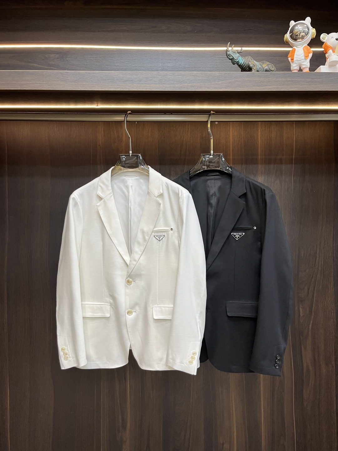 NO:121653,A hot spring product!  The main recommendation is Prada 2025ss early spring new model released Prada suit jacket, spring suit jacket!  Wearing it is comfortable and slim, lazy and casual, combined with clean and simple colors, it is particularly pleasing to look at, suitable for daily wear~ welcoming sports items embellished with vitality prints to welcome the arrival of the warm season. The new model of size M-3XL H2025 is launched, prada, prada, jackets & coats, jackets & coats, business suit, alexander wang19860909开春爆款！ 主推 Prada 2025ss早春新款发布普拉达西装夹克外套,春款西装外套！穿上就是舒适自在又显瘦的存在,慵懒而随性,结合干净简单的色系就特别耐看,适合日常穿着~倾情推出缀饰活力印花的运动单品,迎接温暖季节的到来. 尺码M-3XL H2025新款首发,,prada,prada,jackets & coats,jackets & coats,business suit,alexander wang,Men's clothing