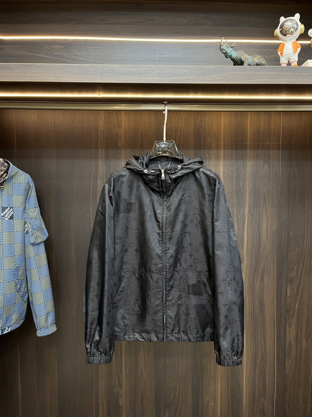 NO:160009,A hot spring product!  The main recommendation is the new LV 2025ss early spring release of donkey brand hooded jacket jacket, spring jacket!  Wearing it is comfortable and slim, lazy and casual, combined with clean and simple colors, it is particularly pleasing to look at, suitable for daily wear~ I love to launch sports items embellished with vitality prints to welcome the arrival of the warm season. The new model of size M-3XL H2025 is launched, louis vuitton, louis vuitton, jackets & coats, jackets & coats, hats, alexander wang19860909开春爆款！ 主推LV 2025ss早春新款发布驴牌连帽夹克外套,春款外套！穿上就是舒适自在又显瘦的存在,慵懒而随性,结合干净简单的色系就特别耐看,适合日常穿着~倾情推出缀饰活力印花的运动单品,迎接温暖季节的到来. 尺码M-3XL H2025新款首发,,louis vuitton,louis vuitton,jackets & coats,jackets & coats,hats,alexander wang,Men's clothing