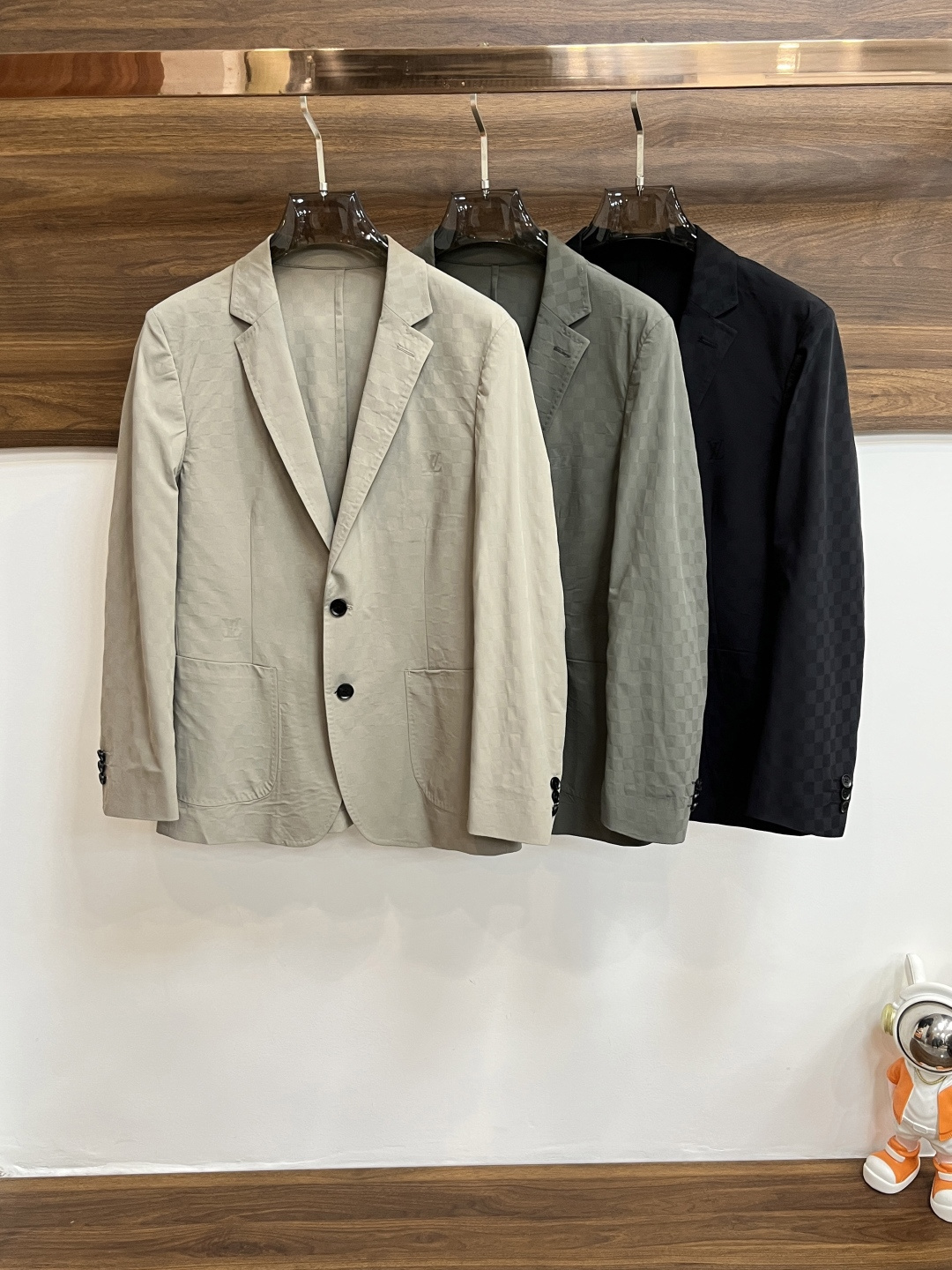 NO:140067,The main recommendation is the new LV 2025ss early spring release of donkey suit jackets, spring suit jackets!  Wearing it is comfortable and slim, lazy and casual, combined with clean and simple colors, it is particularly pleasing to look at, suitable for daily wear~ I love to launch sports items embellished with vitality prints to welcome the arrival of the warm season. The new model of size M-3XL H2025 is launched, louis vuitton, louis vuitton, jackets & coats, jackets & coats, business suit, alexander wang19860909主推 LV 2025ss早春新款发布驴牌西装夹克外套,春款西装外套！穿上就是舒适自在又显瘦的存在,慵懒而随性,结合干净简单的色系就特别耐看,适合日常穿着~倾情推出缀饰活力印花的运动单品,迎接温暖季节的到来. 尺码M-3XL H2025新款首发,,louis vuitton,louis vuitton,jackets & coats,jackets & coats,business suit,alexander wang,Men's clothing