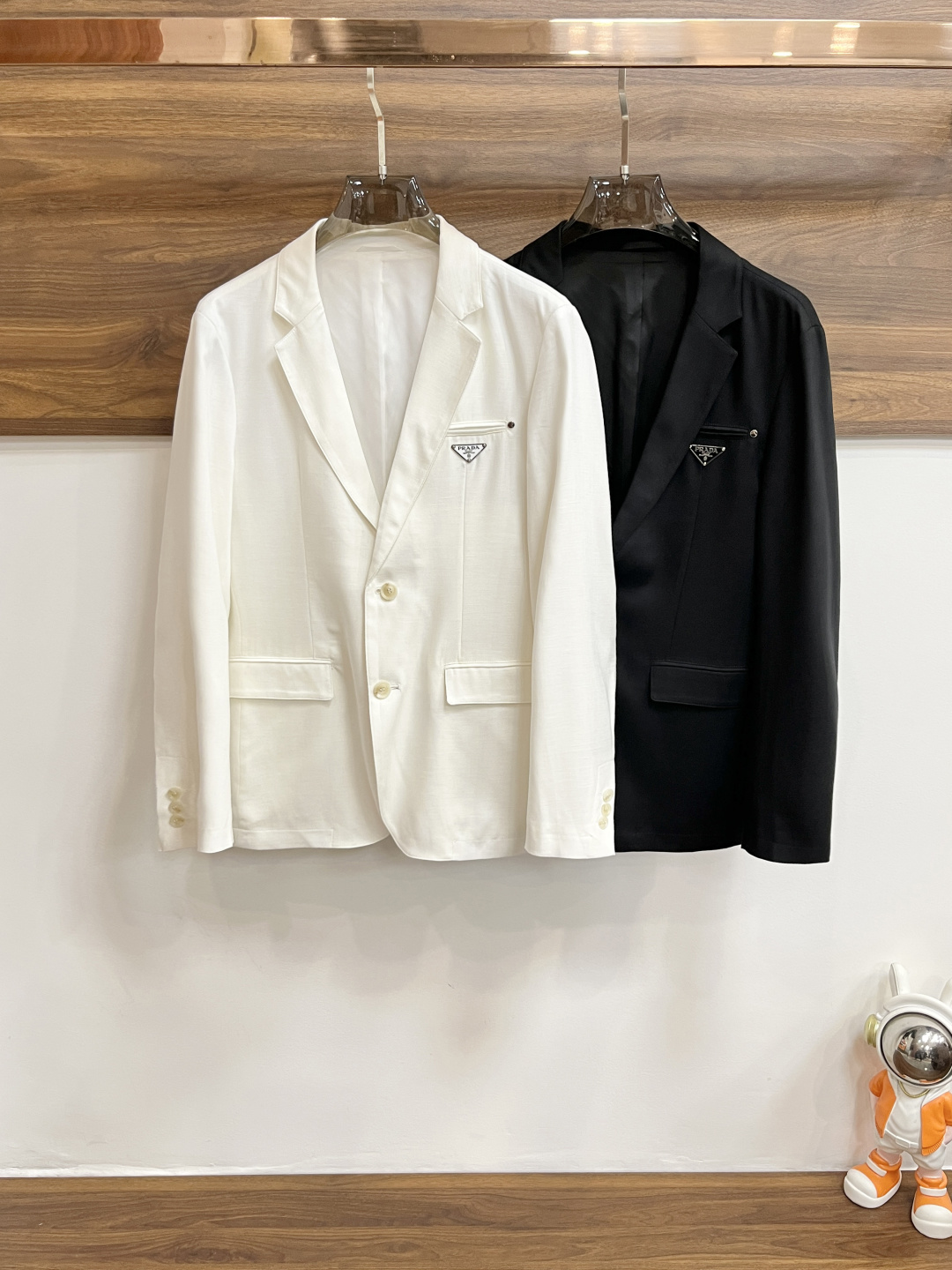 NO:131638,The main recommendation is the new Prada ss early spring release Prada suit jacket, spring suit jacket!  Wearing it is comfortable and slim, lazy and casual, combined with clean and simple colors, it is particularly pleasing to look at, suitable for daily wear~ I love to launch sports items embellished with vitality prints to welcome the arrival of the warm season. The new model of size M-3XL H is launched, prada, prada, jackets & coats, jackets & coats, business suit, alexander wang19860909主推 Prada ss早春新款发布普拉达西装夹克外套,春款西装外套！穿上就是舒适自在又显瘦的存在,慵懒而随性,结合干净简单的色系就特别耐看,适合日常穿着~倾情推出缀饰活力印花的运动单品,迎接温暖季节的到来. 尺码M-3XL H新款首发,,prada,prada,jackets & coats,jackets & coats,business suit,alexander wang,Men's clothing