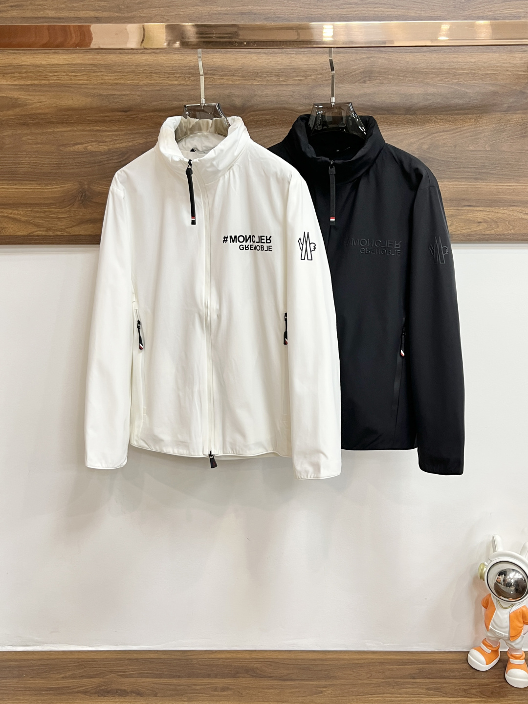 NO:120390,The main recommendation is Moncler 2025ss early spring new style released a covert stand-up collar jacket, a hidden hat spring jacket!  Wearing it is comfortable and slim, lazy and casual, combined with clean and simple colors, it is particularly pleasing to look at, suitable for daily wear~ I love to launch sports items embellished with vitality prints to welcome the arrival of the warm season. The new model of size M-3XL H2025 is launched, christian louboutin, Moncler, jackets & coats, jackets & coats, hats, alexander wang19860909主推 Moncler 2025ss早春新款发布蒙口立领夹克外套,隐藏帽款春款外套！穿上就是舒适自在又显瘦的存在,慵懒而随性,结合干净简单的色系就特别耐看,适合日常穿着~倾情推出缀饰活力印花的运动单品,迎接温暖季节的到来. 尺码M-3XL H2025新款首发,,christian louboutin,Moncler,jackets & coats,jackets & coats,hats,alexander wang,Men's clothing