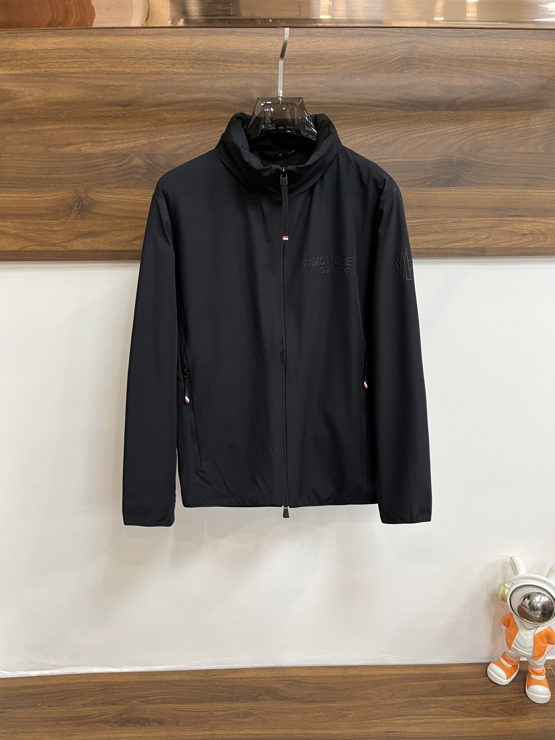 NO:149804,The main recommendation is Moncler 2025ss early spring new style released a covert stand-up collar jacket, a hidden hat spring jacket!  Wearing it is comfortable and slim, lazy and casual, combined with clean and simple colors, it is particularly pleasing to look at, suitable for daily wear~ I love to launch sports items embellished with vitality prints to welcome the arrival of the warm season. The new model of size M-3XL H2025 is launched, christian louboutin, Moncler, jackets & coats, jackets & coats, hats, alexander wang19860909主推 Moncler 2025ss早春新款发布蒙口立领夹克外套,隐藏帽款春款外套！穿上就是舒适自在又显瘦的存在,慵懒而随性,结合干净简单的色系就特别耐看,适合日常穿着~倾情推出缀饰活力印花的运动单品,迎接温暖季节的到来. 尺码M-3XL H2025新款首发,,christian louboutin,Moncler,jackets & coats,jackets & coats,hats,alexander wang,Men's clothing