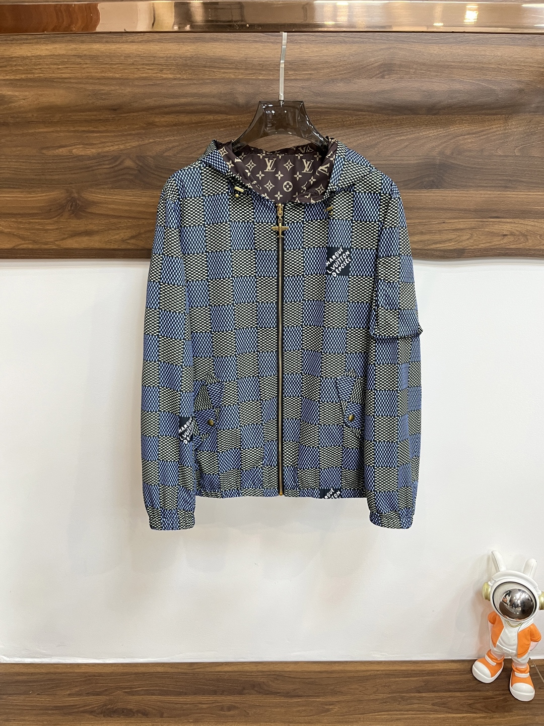 NO:117105,The main recommendation is the new LV 2025ss early spring style released donkey brand hooded jacket jacket, double-sided spring jacket!  Wearing it is comfortable and slim, lazy and casual, combined with clean and simple colors, it is particularly pleasing to look at, suitable for daily wear~ I love to launch sports items embellished with vitality prints to welcome the arrival of the warm season. The new model of size M-3XL H2025 is launched, louis vuitton, louis vuitton, jackets & coats, jackets & coats, hats, alexander wang19860909主推 LV 2025ss早春新款发布驴牌连帽夹克外套,双面穿春款外套！穿上就是舒适自在又显瘦的存在,慵懒而随性,结合干净简单的色系就特别耐看,适合日常穿着~倾情推出缀饰活力印花的运动单品,迎接温暖季节的到来. 尺码M-3XL H2025新款首发,,louis vuitton,louis vuitton,jackets & coats,jackets & coats,hats,alexander wang,Men's clothing