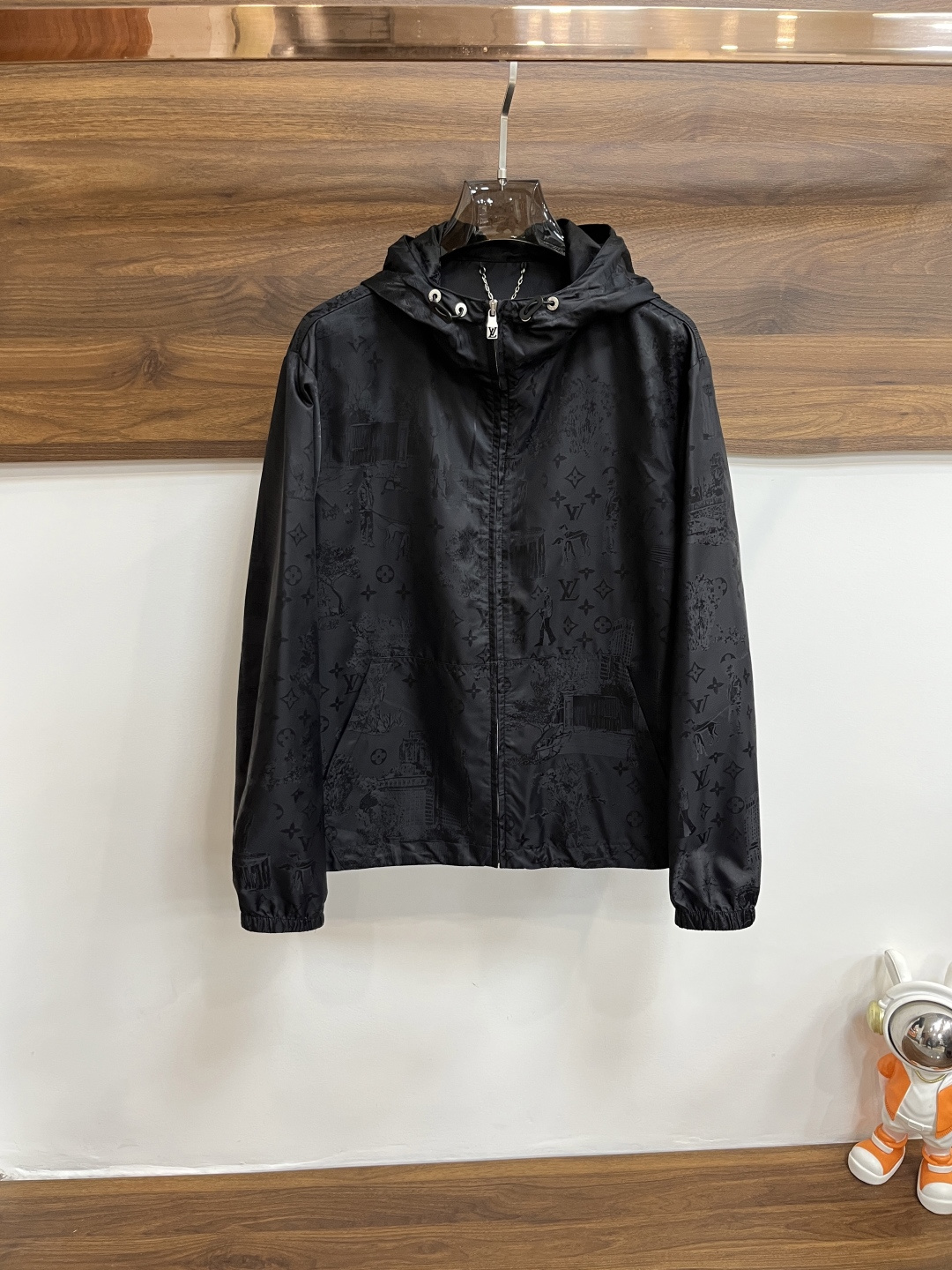 NO:117103,The main recommendation is the new LV 2025ss early spring release of donkey brand hooded jacket jacket, spring jacket!  Wearing it is comfortable and slim, lazy and casual, combined with clean and simple colors, it is particularly pleasing to look at, suitable for daily wear~ I love to launch sports items embellished with vitality prints to welcome the arrival of the warm season. The new model of size M-3XL H2025 is launched, louis vuitton, louis vuitton, jackets & coats, jackets & coats, hats, alexander wang19860909主推 LV 2025ss早春新款发布驴牌连帽夹克外套,春款外套！穿上就是舒适自在又显瘦的存在,慵懒而随性,结合干净简单的色系就特别耐看,适合日常穿着~倾情推出缀饰活力印花的运动单品,迎接温暖季节的到来. 尺码M-3XL H2025新款首发,,louis vuitton,louis vuitton,jackets & coats,jackets & coats,hats,alexander wang,Men's clothing