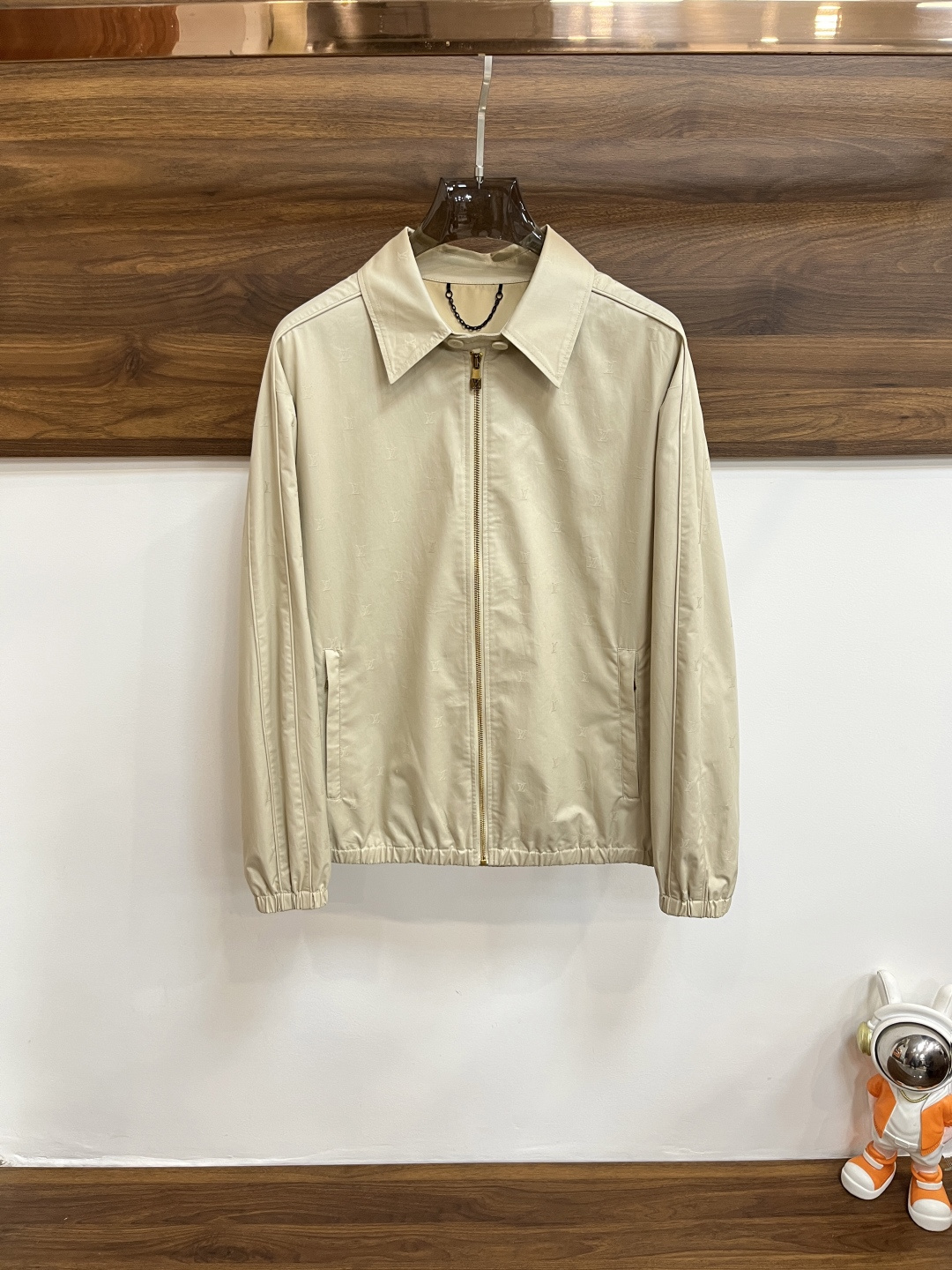 NO:117101,The main recommendation is the new LV 2025ss early spring style released donkey lapel jacket jacket, jacquard spring jacket!  Wearing it is comfortable and slim, lazy and casual, combined with clean and simple colors, it is particularly pleasing to look at. It is suitable for daily wear~ I love to launch sports items embellished with vitality prints to welcome the arrival of the warm season. The new model of size M-3XL H2025 is launched, louis vuitton, louis vuitton, jackets & coats, jackets & coats, alexander wang19860909主推 LV 2025ss早春新款发布驴牌翻领夹克外套,提花春款外套！穿上就是舒适自在又显瘦的存在,慵懒而随性,结合干净简单的色系就特别耐看,适合日常穿着~倾情推出缀饰活力印花的运动单品,迎接温暖季节的到来. 尺码M-3XL H2025新款首发,,louis vuitton,louis vuitton,jackets & coats,jackets & coats,alexander wang,Men's clothing