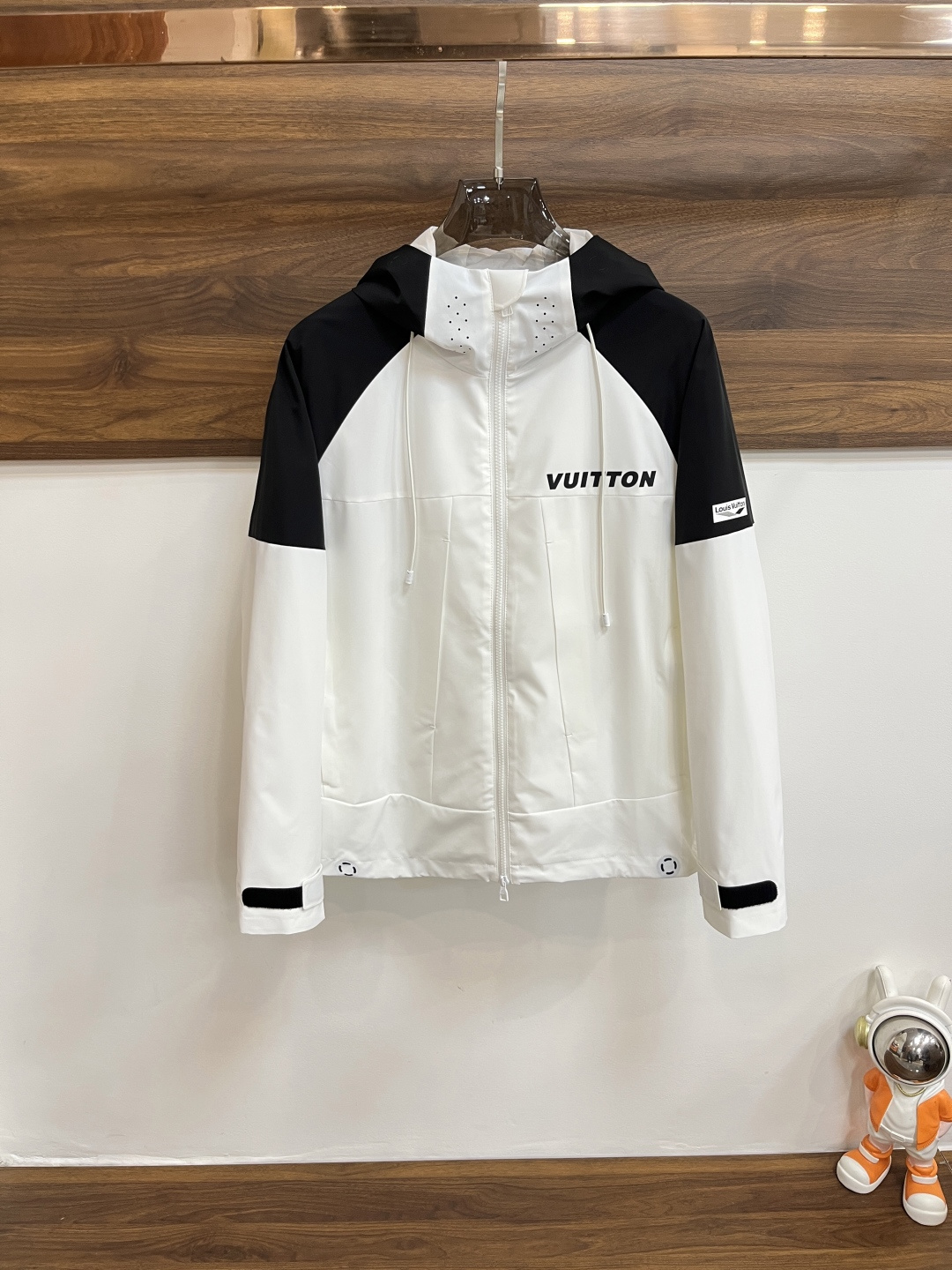 NO:117098,The main recommendation is the new LV 2025ss early spring release of donkey brand hooded jacket jacket, spring jacket!  Wearing it is comfortable and slim, lazy and casual, combined with clean and simple colors, it is particularly pleasing to look at, suitable for daily wear~ I love to launch sports items embellished with vitality prints to welcome the arrival of the warm season. The new model of size M-3XL H2025 is launched, louis vuitton, louis vuitton, jackets & coats, jackets & coats, hats, alexander wang19860909主推 LV 2025ss早春新款发布驴牌连帽夹克外套,春款外套！穿上就是舒适自在又显瘦的存在,慵懒而随性,结合干净简单的色系就特别耐看,适合日常穿着~倾情推出缀饰活力印花的运动单品,迎接温暖季节的到来. 尺码M-3XL H2025新款首发,,louis vuitton,louis vuitton,jackets & coats,jackets & coats,hats,alexander wang,Men's clothing