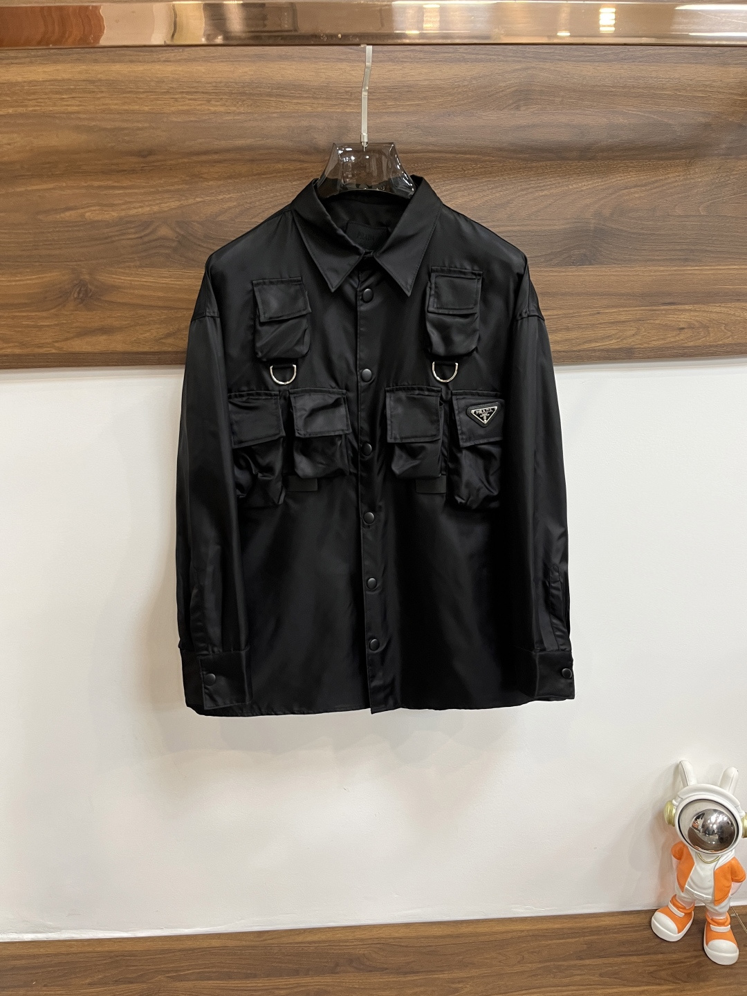 NO:117096,The main recommendation is Prada 2025ss early spring new model released Prada lapel jacket, spring jacket!  Wearing it is comfortable and slim, lazy and casual, combined with clean and simple colors, it is particularly pleasing to look at, suitable for daily wear~ I love to launch sports items embellished with vitality prints to welcome the arrival of the warm season. The new model of size M-3XL H2025 is launched, prada, prada, jackets & coats, jackets & coats, alexander wang19860909主推 Prada 2025ss早春新款发布普拉达翻领夹克外套,春款外套！穿上就是舒适自在又显瘦的存在,慵懒而随性,结合干净简单的色系就特别耐看,适合日常穿着~倾情推出缀饰活力印花的运动单品,迎接温暖季节的到来. 尺码M-3XL H2025新款首发,,prada,prada,jackets & coats,jackets & coats,alexander wang,Men's clothing