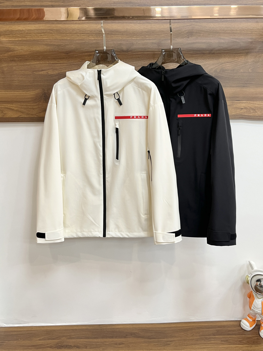 NO:117093,The main recommendation is the new Prada 2025ss early spring release Prada hooded jacket jacket, spring jacket!  Wearing it is comfortable and slim, lazy and casual, combined with clean and simple colors, it is particularly pleasing to look at, suitable for daily wear~ I love to launch sports items embellished with vitality prints to welcome the arrival of the warm season. The new model of size M-3XL H2025 is launched, prada, prada, jackets & coats, jackets & coats, hats, alexander wang19860909主推 Prada 2025ss早春新款发布普拉达连帽夹克外套,春款外套！穿上就是舒适自在又显瘦的存在,慵懒而随性,结合干净简单的色系就特别耐看,适合日常穿着~倾情推出缀饰活力印花的运动单品,迎接温暖季节的到来. 尺码M-3XL H2025新款首发,,prada,prada,jackets & coats,jackets & coats,hats,alexander wang,Men's clothing