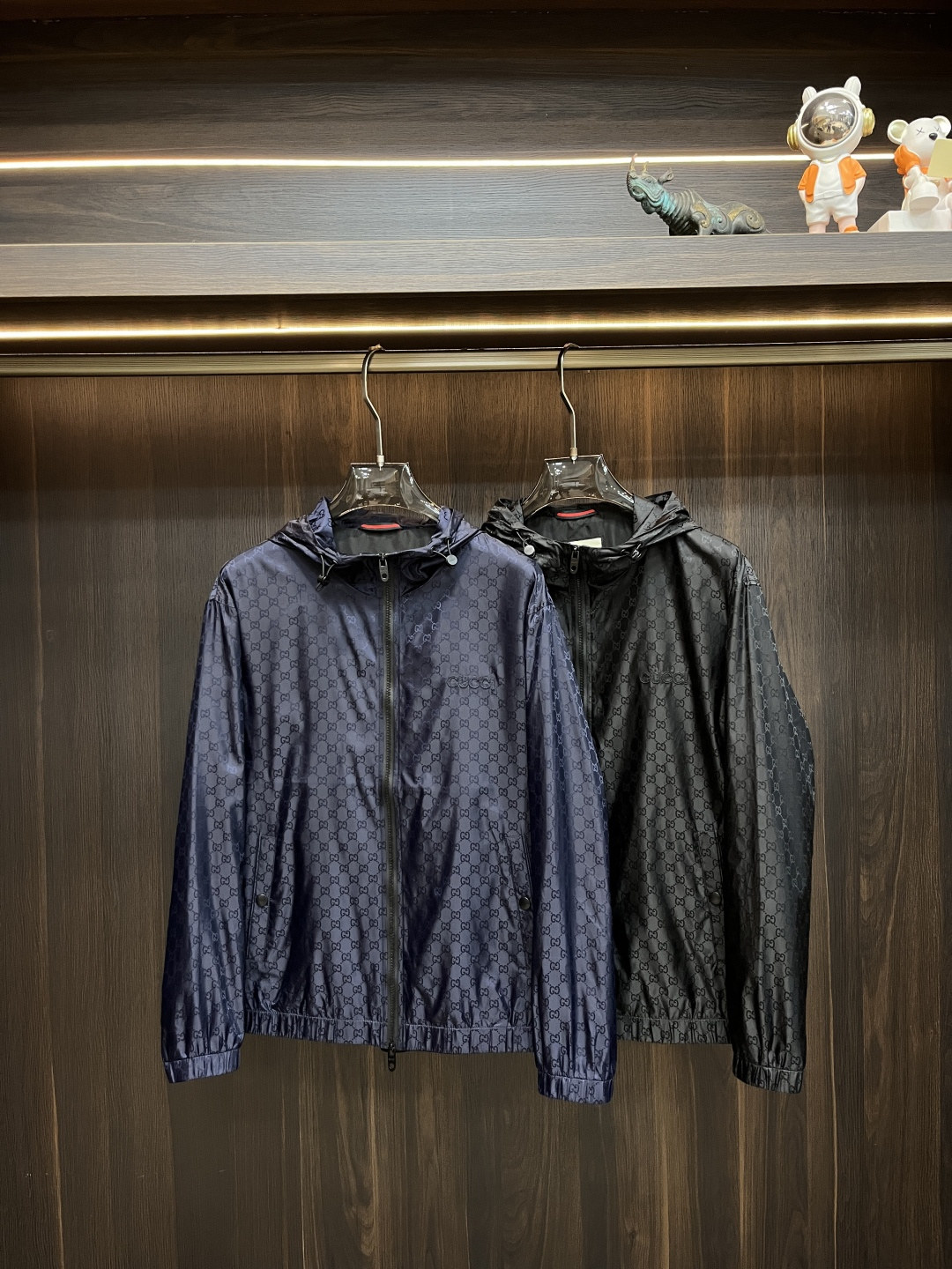 NO:131681,The main recommendation Gucci ss early spring new model released Gucci hooded jacket, a hot spring jacket, it is comfortable and comfortable to wear, lazy and casual, combined with clean and simple colors, it is particularly pleasing to look good, suitable for daily wear Size M-3XL H new model first release, gucci, gucci, jackets & coats, jackets & coats, hats, alexander wang19860909主推 Gucci ss早春新款发布古驰连帽夹克外套,春季爆款外套,穿上就是舒适自在又显瘦的存在,慵懒而随性,结合干净简单的色系就特别耐看,适合日常穿着 尺码M-3XL H新款首发,,gucci,gucci,jackets & coats,jackets & coats,hats,alexander wang,Men's clothing