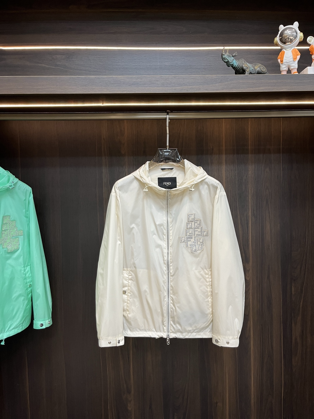 NO:131690,The main recommendation is the new Fendi ss early spring style released. The spring popular jacket is comfortable and comfortable, lazy and casual, combined with clean and simple colors, it is particularly pleasing to look at and suitable for daily wear~ Size M-3XL H new model is released, fendi, fendi, fendi, jackets & coats, jackets & coats, hats, alexander wang19860909主推 Fendi ss早春新款发布芬迪连帽夹克外套,春季爆款外套,穿上就是舒适自在又显瘦的存在,慵懒而随性,结合干净简单的色系就特别耐看,适合日常穿着~ 尺码M-3XL H新款首发,,fendi,fendi,jackets & coats,jackets & coats,hats,alexander wang,Men's clothing