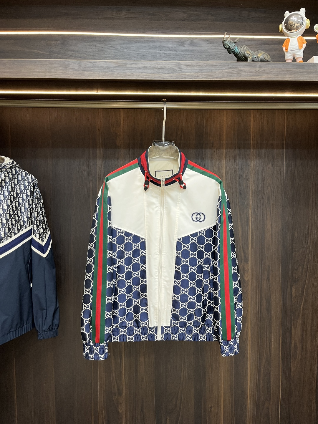 NO:131693,Popular products!  The main recommendation Gucci Ss early spring new model released Gucci stand-up jacket, a hot spring jacket, it is comfortable and comfortable to wear, lazy and casual, combined with clean and simple colors, it is particularly pleasing to look at, suitable for daily wear~ Size M-3XL H new model first release, gucci,gucci,jackets & coats,jackets & coats,alexander wang19860909爆款！ 主推 Gucci ss早春新款发布古驰立领夹克外套,春季爆款外套,穿上就是舒适自在又显瘦的存在,慵懒而随性,结合干净简单的色系就特别耐看,适合日常穿着~ 尺码M-3XL H新款首发,,gucci,gucci,jackets & coats,jackets & coats,alexander wang,Men's clothing