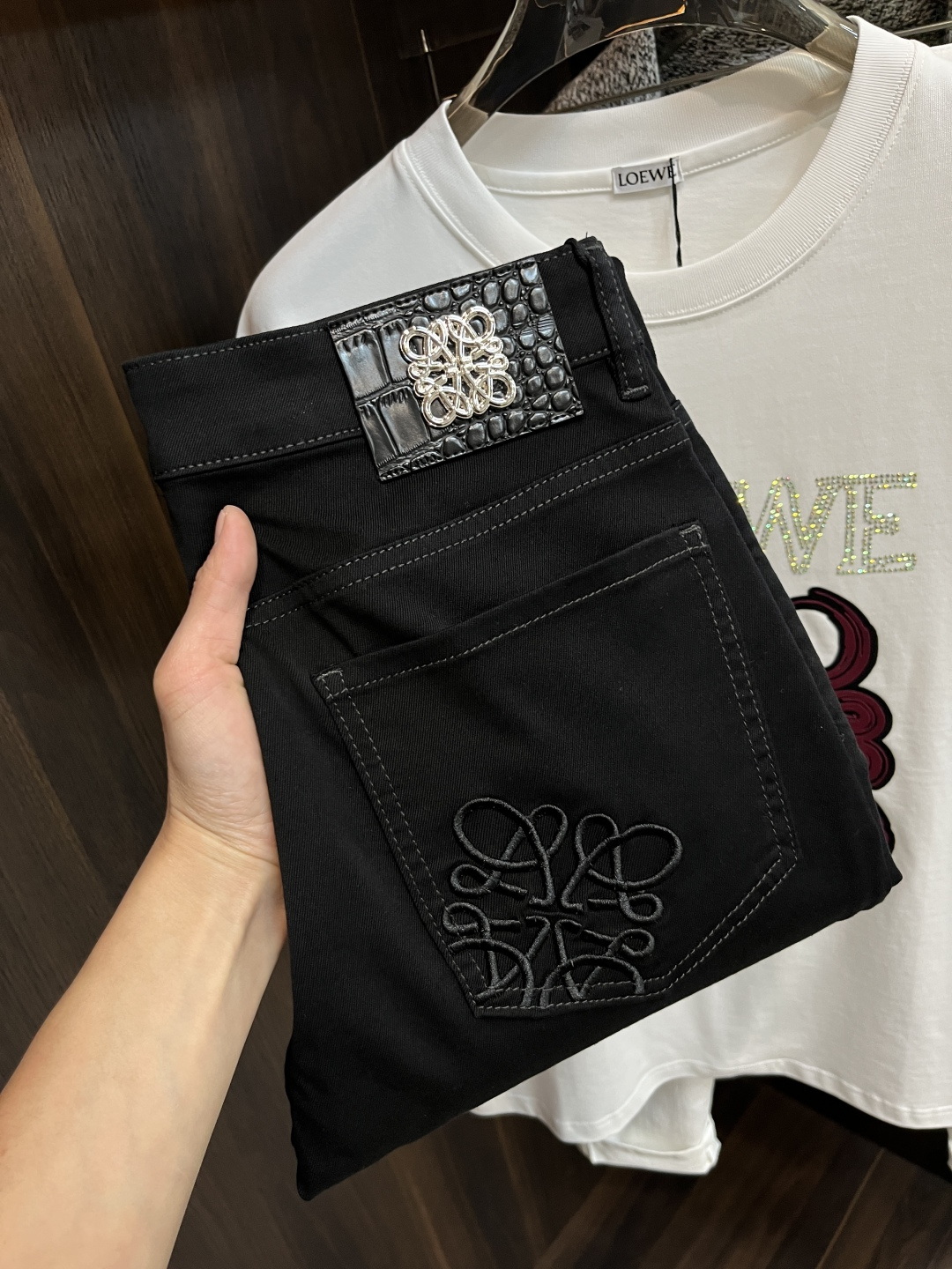 NO:123583,The main recommendation Loewe is exclusively designed for the new 25S spring new Luoyiwei men's fashionable casual jeans, high-end European version original single pants, trendy and fashionable casual pants, breathable and comfortable, impeccable details, brand element design concept, reflecting high quality. It presents casual cut, and the upper body style is superb!  Number of codes 29-38 (no 35 37) H new model first release, loewe, loewe, jeans, alexander wang19860909主推 Loewe 独家专供25S开春新款罗意威潮男时尚休闲牛仔裤,高端欧版原单裤子,潮流时尚休闲裤子 透气舒适度高,细节无可挑剔,品牌元素设计理念,体现高品质.呈现休闲裁剪,上身版型超赞！ 码数29-38（无35 37） H新款首发,,loewe,loewe,jeans,alexander wang,Men's clothing