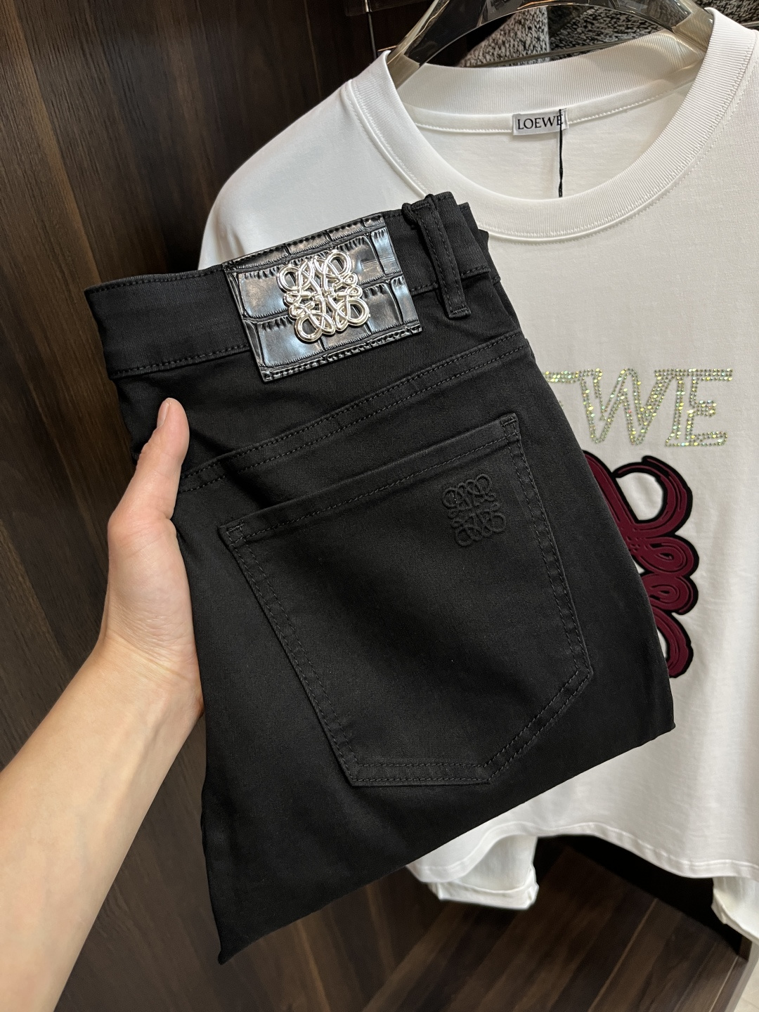 NO:117078,The main recommendation Loewe is exclusively designed for the new 25S spring new Luoyiwei men's fashionable casual jeans, high-end European version original single pants, trendy and fashionable casual pants, breathable and comfortable, impeccable details, brand element design concept, reflecting high quality. It presents casual cut, and the upper body style is superb!  Number of codes 29-38 (no 35 37) H2025 new model first release, loewe, loewe, jeans, alexander wang19860909主推 Loewe 独家专供25S开春新款罗意威潮男时尚休闲牛仔裤,高端欧版原单裤子,潮流时尚休闲裤子 透气舒适度高,细节无可挑剔,品牌元素设计理念,体现高品质.呈现休闲裁剪,上身版型超赞！ 码数29-38（无35 37） H2025新款首发,,loewe,loewe,jeans,alexander wang,Men's clothing