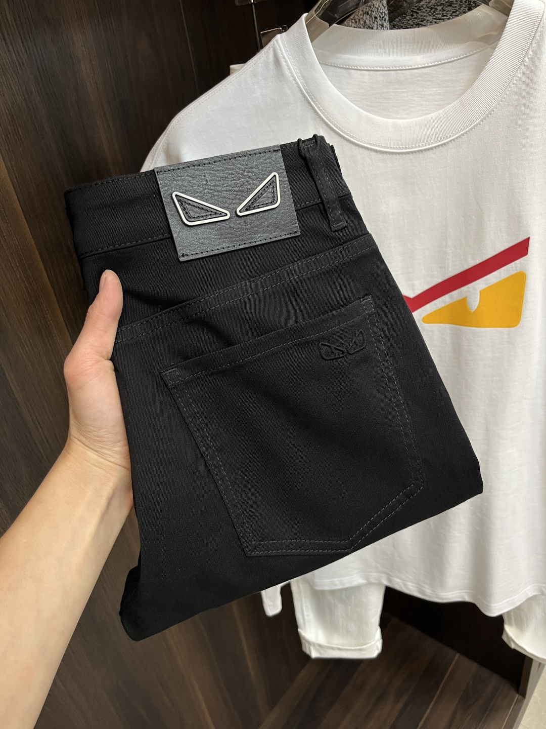 NO:117081,The main recommendation Fendi exclusively offers 25S spring new Fendi trendy men's fashionable casual jeans, high-end European version original single pants, trendy and fashionable casual pants, breathable and comfortable, impeccable details, brand element design concept, reflecting high quality. It presents casual cut, and the upper body style is superb!  Number of codes 29-38 (no 35 37) H2025 new model first release, fendi, fendi, jeans, alexander wang19860909主推 Fendi 独家专供25S开春新款芬迪潮男时尚休闲牛仔裤,高端欧版原单裤子,潮流时尚休闲裤子 透气舒适度高,细节无可挑剔,品牌元素设计理念,体现高品质.呈现休闲裁剪,上身版型超赞！ 码数29-38（无35 37） H2025新款首发,,fendi,fendi,jeans,alexander wang,Men's clothing