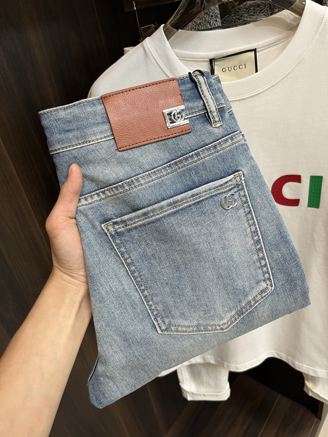 NO:117084,The main recommendation Gucci is exclusively available for the 25S spring new Gucci trendy men's fashionable casual jeans, high-end European version original single pants, trendy and fashionable casual pants, breathable and comfortable, impeccable details, brand elements design concept, reflecting high quality. It presents casual cut, and the upper body style is superb!  Number of codes 29-38 (no 35 37) H2025 new model first release, gucci, gucci, jeans, alexander wang19860909主推 Gucci 独家专供25S开春新款古驰潮男时尚休闲牛仔裤,高端欧版原单裤子,潮流时尚休闲裤子 透气舒适度高,细节无可挑剔,品牌元素设计理念,体现高品质.呈现休闲裁剪,上身版型超赞！ 码数29-38（无35 37） H2025新款首发,,gucci,gucci,jeans,alexander wang,Men's clothing