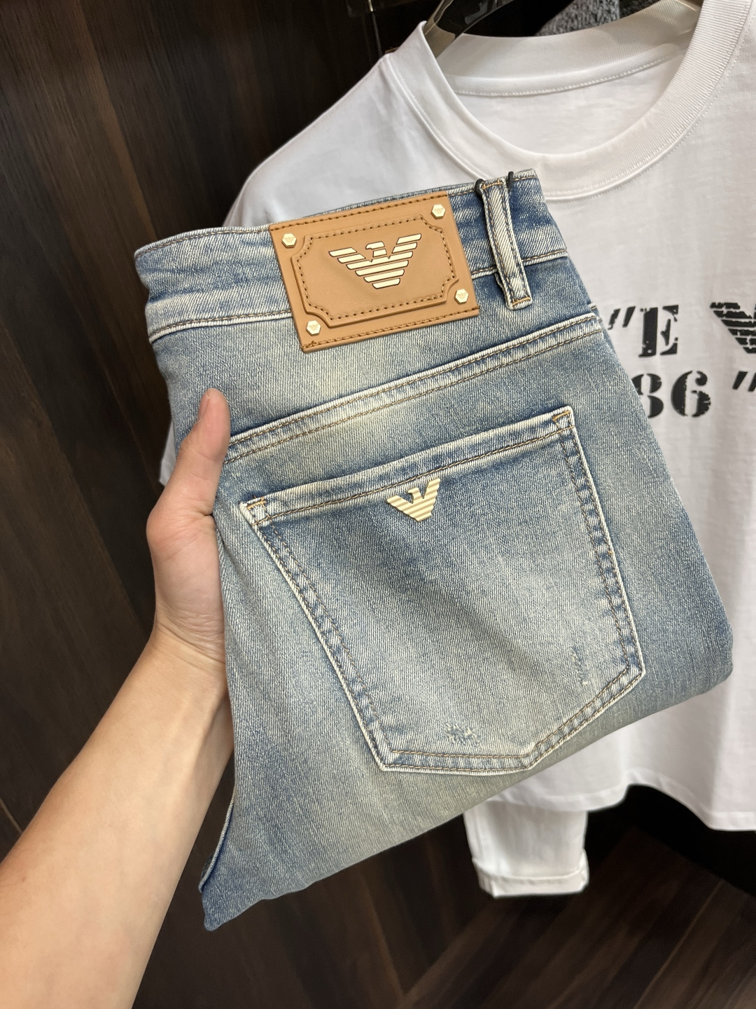 NO:117087,The main recommendation is Armani exclusively for the 25S spring new Armani fashion men's fashionable casual jeans, high-end European version original single pants, trendy and fashionable casual pants, breathable and comfortable, impeccable details, brand element design concept, reflecting high quality. It presents casual cut, and the upper body style is superb!  Number of codes 29-38 (no 35 37) H2025 new model first release, Armani, Armani, Jeans, Alexander wang19860909主推 Armani 独家专供25S开春新款阿玛尼潮男时尚休闲牛仔裤,高端欧版原单裤子,潮流时尚休闲裤子 透气舒适度高,细节无可挑剔,品牌元素设计理念,体现高品质.呈现休闲裁剪,上身版型超赞！ 码数29-38（无35 37） H2025新款首发,,armani,armani,jeans,alexander wang,Men's clothing