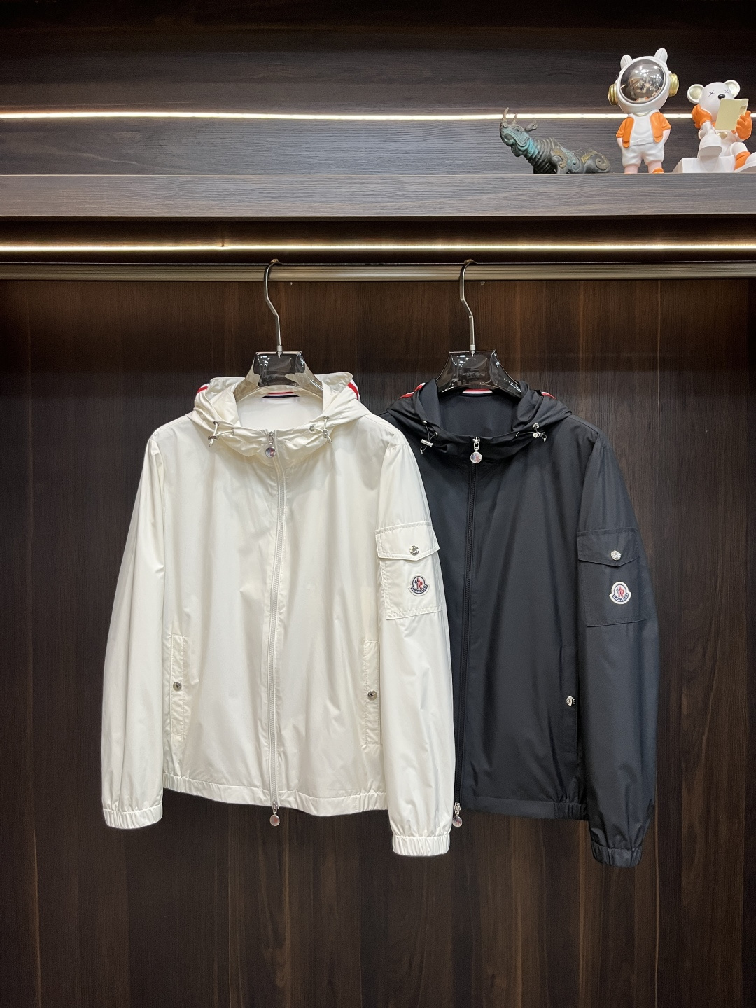 NO:118610,The main recommendation is Moncler 2025ss early spring new style released a covert hooded jacket, a hot spring jacket, which makes you feel comfortable and slim when worn. It is lazy and casual, combined with clean and simple colors, which is particularly pleasing to look at. It is suitable for daily wear~ I love to launch sports items embellished with vitality prints to welcome the arrival of the warm season. The new model of size M-3XL H is launched, christian louboutin, Moncler, jackets & coats, hats, alexander wang19860909主推 Moncler 2025ss早春新款发布蒙口连帽外套,春季爆款外套,穿上就是舒适自在又显瘦的存在,慵懒而随性,结合干净简单的色系就特别耐看,适合日常穿着~倾情推出缀饰活力印花的运动单品,迎接温暖季节的到来. 尺码M-3XL H新款首发,,christian louboutin,Moncler,jackets & coats,hats,alexander wang,Men's clothing