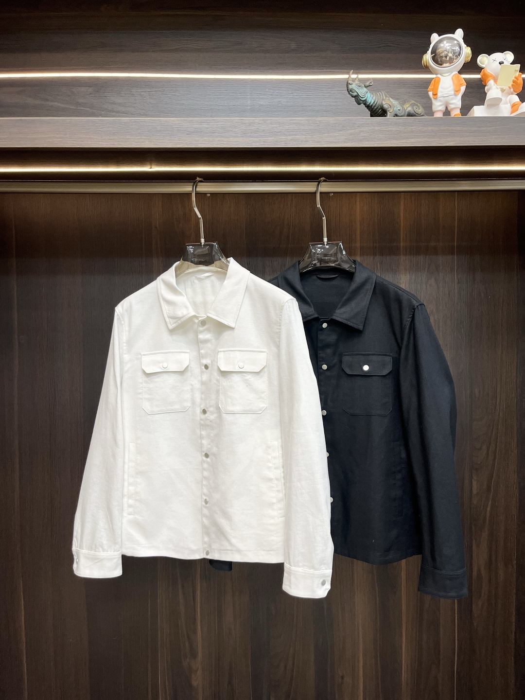 NO:118596,The main recommendation of Armani 2025ss early spring new Armani lapel jacket is a spring popular jacket. It is comfortable and slim and lazy and casual. It is combined with clean and simple colors and is particularly durable. It is suitable for daily wear~ I love to launch sports items embellished with vitality prints to welcome the arrival of the warm season. The new model of size M-3XL H is launched, Armani, Armani, Jackets & coats, alexander wang19860909主推 Armani 2025ss早春新款发布阿玛尼翻领外套,春季爆款外套,穿上就是舒适自在又显瘦的存在,慵懒而随性,结合干净简单的色系就特别耐看,适合日常穿着~倾情推出缀饰活力印花的运动单品,迎接温暖季节的到来. 尺码M-3XL H新款首发,,armani,armani,jackets & coats,alexander wang,Men's clothing