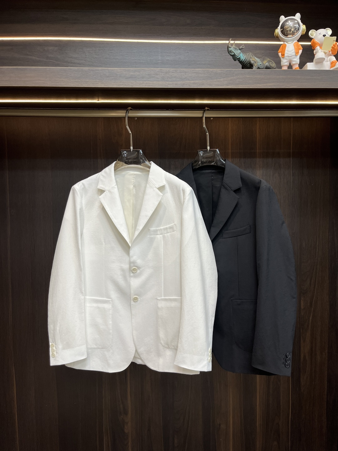 NO:118599,The main recommendation of Armani 2025ss early spring new Armani blazer is released, a hot spring jacket, which is comfortable and comfortable to wear, lazy and casual, combined with clean and simple colors, which is particularly pleasing to look at. It is suitable for daily wear~ I love to launch sports items embellished with vitality prints to welcome the arrival of the warm season. The new model of size M-3XL H is launched, Armani, Armani, Jackets & coats, business suit, alexander wang19860909主推 Armani 2025ss早春新款发布阿玛尼西装外套,春季爆款外套,穿上就是舒适自在又显瘦的存在,慵懒而随性,结合干净简单的色系就特别耐看,适合日常穿着~倾情推出缀饰活力印花的运动单品,迎接温暖季节的到来. 尺码M-3XL H新款首发,,armani,armani,jackets & coats,business suit,alexander wang,Men's clothing