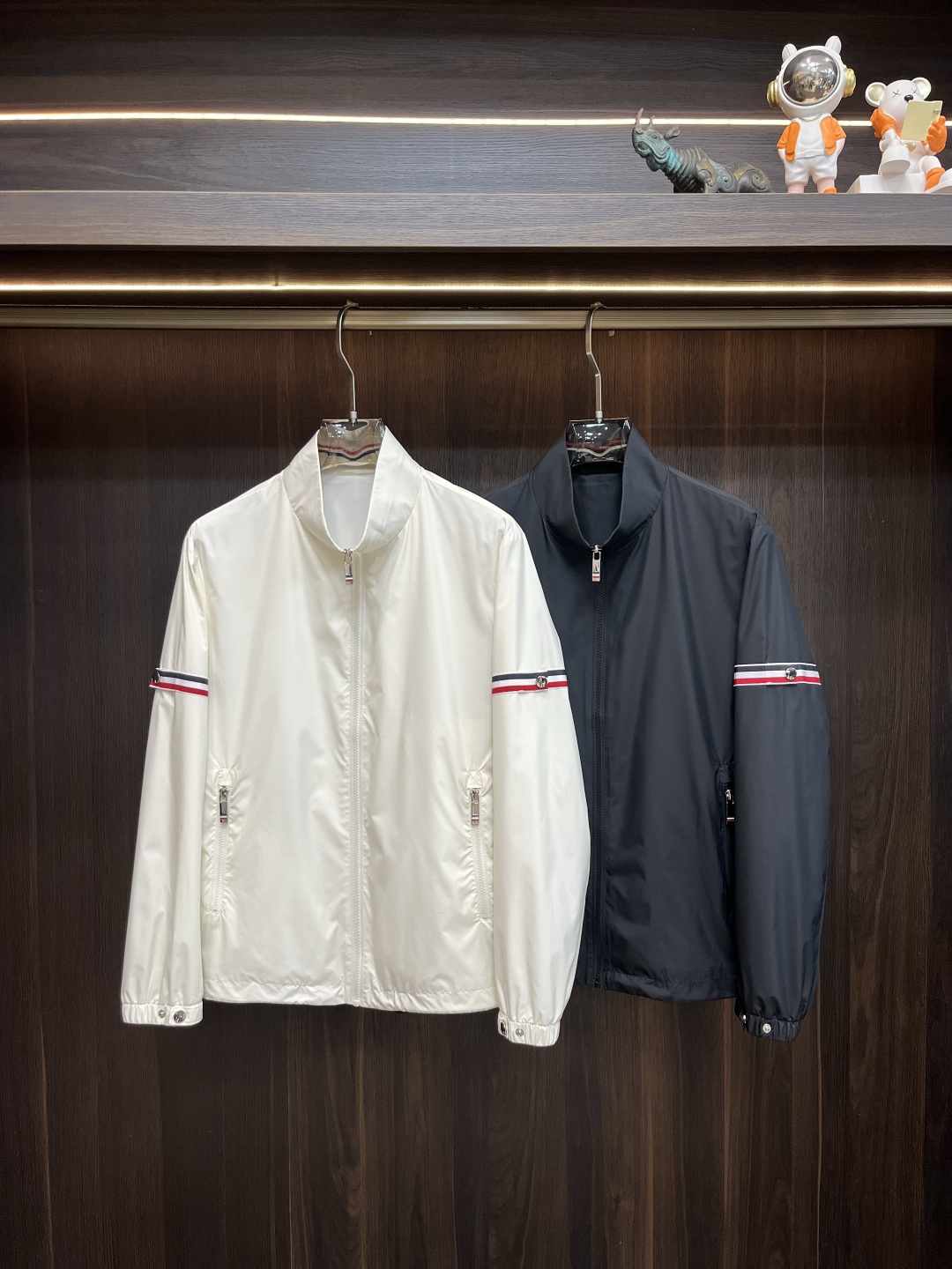 NO:118601,The main recommendation of TB 2025ss early spring new model released Tom Brown stand-collar jacket, a hot spring jacket, it is comfortable and comfortable to wear, lazy and casual, combined with clean and simple colors, it is particularly durable, suitable for daily wear~ I love to launch sports items embellished with vitality prints to welcome the arrival of the warm season. The new model of size M-3XL H is launched, thom browne, jackets & coats, alexander wang19860909主推 TB 2025ss早春新款发布汤姆布朗立领外套,春季爆款外套,穿上就是舒适自在又显瘦的存在,慵懒而随性,结合干净简单的色系就特别耐看,适合日常穿着~倾情推出缀饰活力印花的运动单品,迎接温暖季节的到来. 尺码M-3XL H新款首发,,thom browne,jackets & coats,alexander wang,Men's clothing