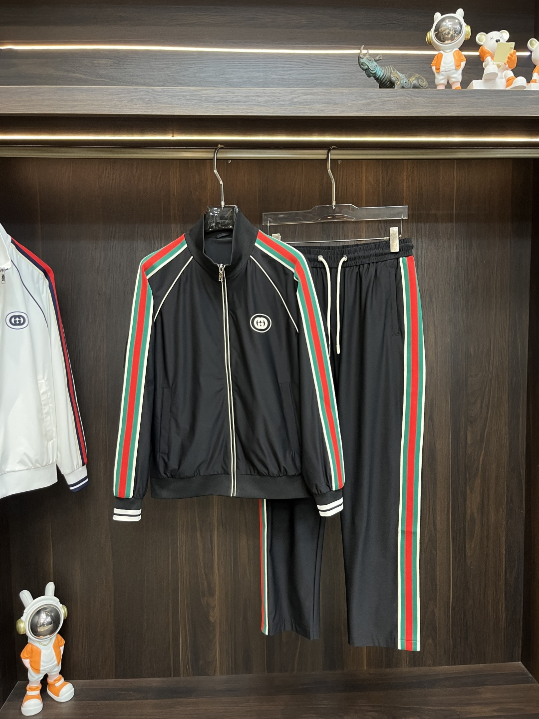 NO:118605,The main recommendation Gucci 2025ss early spring new model released Gucci sweatshirt set, spring hot set!  Wearing it is comfortable and slim, lazy and casual, combined with clean and simple colors, it is particularly pleasing to look at, suitable for daily wear~ I love to launch sports items embellished with vitality prints to welcome the arrival of the warm season. The new model of size M-3XL H is launched, gucci, hoodie, sweatshirts, alexander wang19860909主推 Gucci 2025ss早春新款发布Gucci卫衣套装,春季爆款套装！穿上就是舒适自在又显瘦的存在,慵懒而随性,结合干净简单的色系就特别耐看,适合日常穿着~倾情推出缀饰活力印花的运动单品,迎接温暖季节的到来. 尺码M-3XL H新款首发,,gucci,hoodie,sweatshirts,alexander wang,Men's clothing