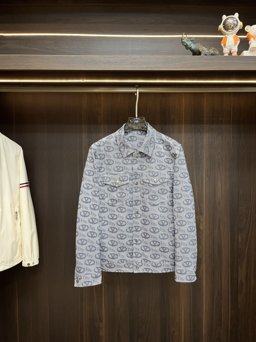 NO:118603,The main recommendation Valentino 2025ss early spring new Valentino lapel jacket is released, a hot spring jacket, which makes you feel comfortable and slim when worn, lazy and casual, combined with clean and simple colors, it is particularly pleasing to look at. It is suitable for daily wear~ I love to launch sports items embellished with vitality prints to welcome the arrival of the warm season. The new model of Size M-3XL H is launched, valentino, jackets & coats, alexander wang19860909主推 华伦天奴 2025ss早春新款发布华伦天奴翻领外套,春季爆款外套,穿上就是舒适自在又显瘦的存在,慵懒而随性,结合干净简单的色系就特别耐看,适合日常穿着~倾情推出缀饰活力印花的运动单品,迎接温暖季节的到来. 尺码M-3XL H新款首发,,valentino,jackets & coats,alexander wang,Men's clothing