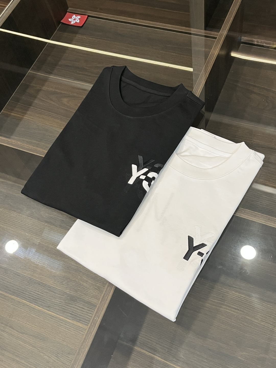 NO:121654,The main recommendation Y3 2025ss early spring new style released a new round neck short-sleeved T-shirt, mercerated fashionable printed series short-sleeved!  Wearing it is comfortable and slim, lazy and casual, combined with clean and simple colors, it is particularly pleasing to look at, suitable for daily wear~ welcoming sports items embellished with vitality prints to welcome the arrival of the warm season. Size M-4XL H2025 new model is launched, T-shirt,tees, t-shirt,alexander wang19860909主推 Y3 2025ss早春新款发布新款圆领短袖T恤,丝光芒时尚印花系列短袖！穿上就是舒适自在又显瘦的存在,慵懒而随性,结合干净简单的色系就特别耐看,适合日常穿着~倾情推出缀饰活力印花的运动单品,迎接温暖季节的到来. 尺码M-4XL H2025新款首发,,T-shirt,tees，t-shirt,alexander wang,Men's clothing