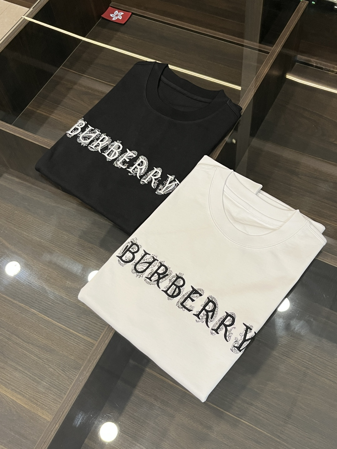 NO:121663,The main recommendation Burberry 2025ss early spring new model is released. Burberry's new round neck short-sleeved T-shirt, mercerated fashionable printed series short-sleeved!  Wearing it is comfortable and slim, lazy and casual, combined with clean and simple colors, it is particularly pleasing to look at, suitable for daily wear~ I love to launch sports items embellished with vitality prints to welcome the arrival of the warm season. Size M-4XL H2025 new model is launched, burberry, burberry, T-shirt, tees, t-shirt, alexander wang19860909主推 Burberry 2025ss早春新款发布巴宝莉新款圆领短袖T恤,丝光芒时尚印花系列短袖！穿上就是舒适自在又显瘦的存在,慵懒而随性,结合干净简单的色系就特别耐看,适合日常穿着~倾情推出缀饰活力印花的运动单品,迎接温暖季节的到来. 尺码M-4XL H2025新款首发,,burberry,burberry,T-shirt,tees，t-shirt,alexander wang,Men's clothing